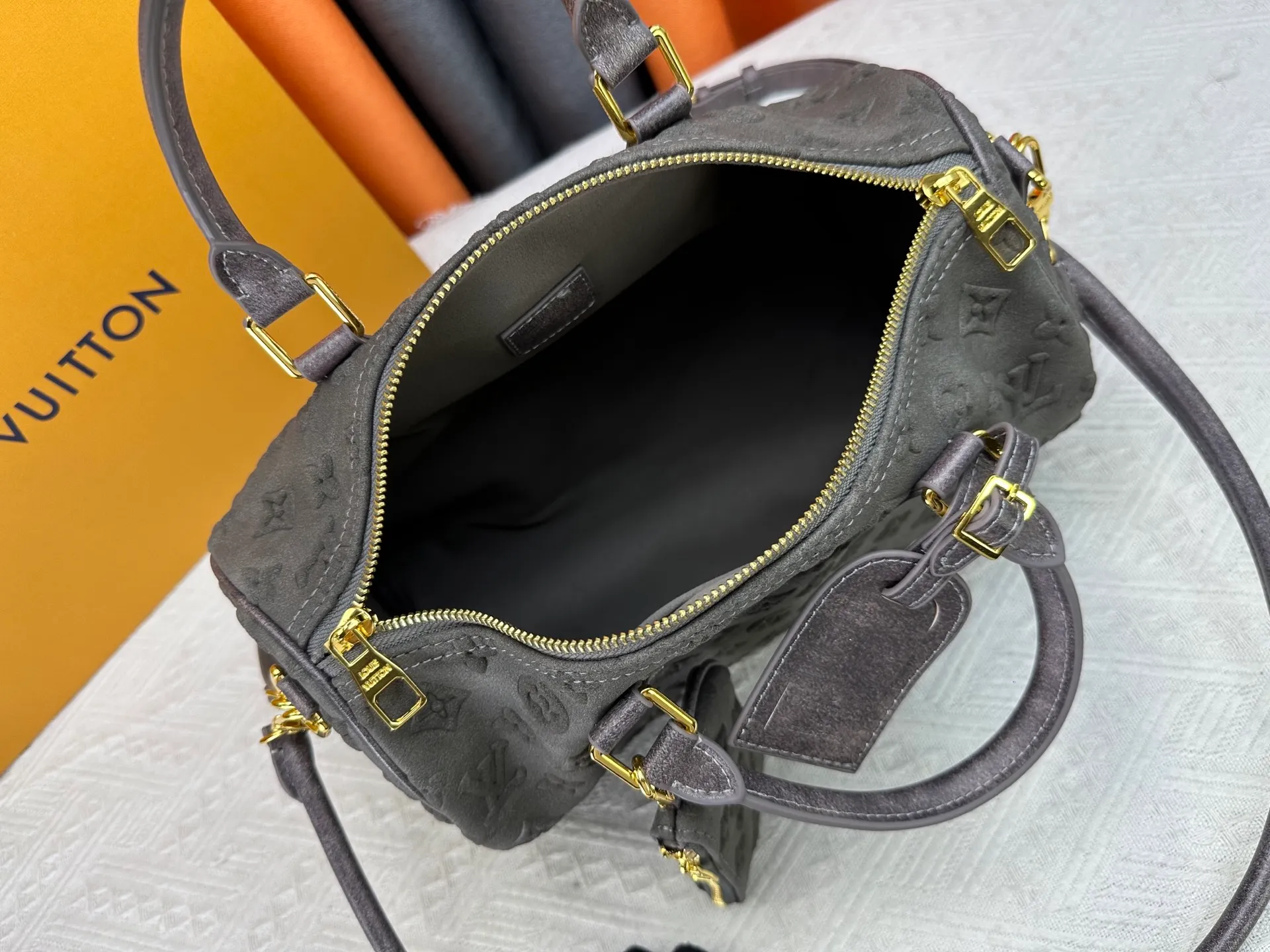 P320 M15225 M22853 Speedy Bandoulière 30 Handbag A refreshed version of Louis Vuitton's classic Speedy series, it is crafted from gray embossed leather and is engraved with the brand's iconic Monogram pattern, fully demonstrating the brand's heritage in texture. Equipped with golden metal accessories, it has a delicate handle and an adjustable shoulder strap, so it can be carried elegantly by hand or worn casually across the body. Built-in detachable coin purse blends practicality and design. From daily commuting to leisure travel, it combines classic bag shapes with modern materials to interpret the balance of French elegance and pragmatism. It is a fashionable item that highlights your individual taste. Dimensions: 30x18x17 cm