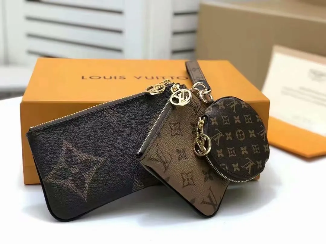 P180louis vuitton】Exclusive background M68756 Size: 19.5x 11.5x 3.0 cm Louis Vuitton’s classic Monogram canvas changes styles in three clutch bags, achieving the groundbreaking design of this Trio clutch bag. The LV Circle zipper provides secure protection and can be fastened to the wrist or fastened to a bag or belt.