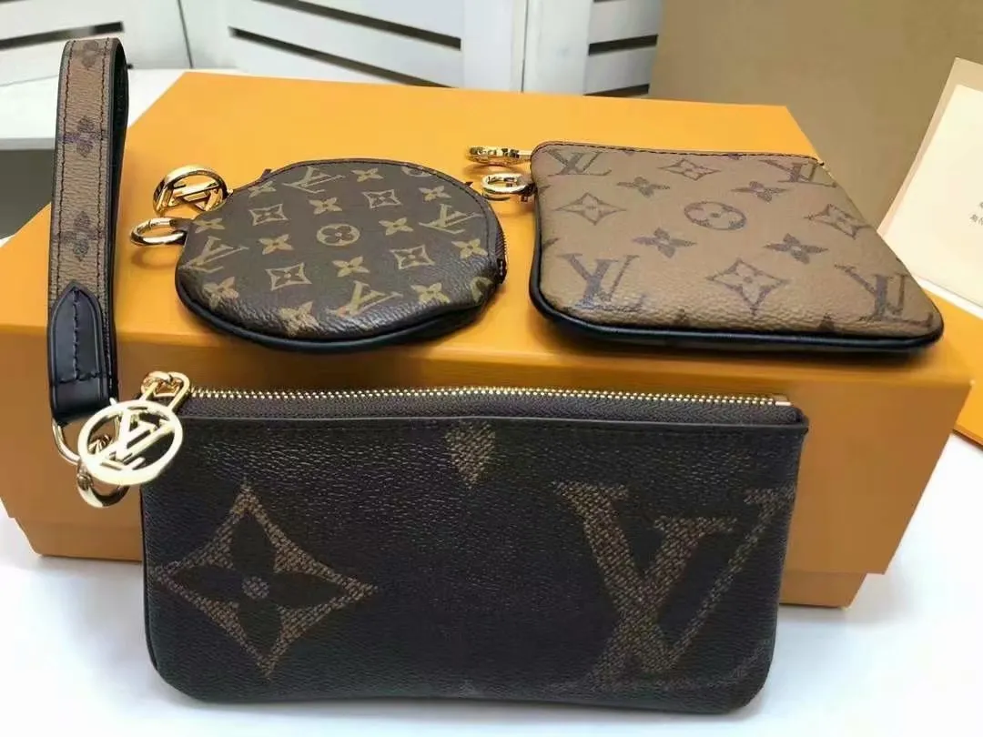 P180louis vuitton】Exclusive background M68756 Size: 19.5x 11.5x 3.0 cm Louis Vuitton’s classic Monogram canvas changes styles in three clutch bags, achieving the groundbreaking design of this Trio clutch bag. The LV Circle zipper provides secure protection and can be fastened to the wrist or fastened to a bag or belt.