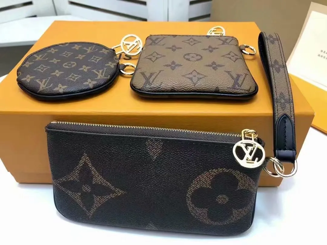 P180louis vuitton】Exclusive background M68756 Size: 19.5x 11.5x 3.0 cm Louis Vuitton’s classic Monogram canvas changes styles in three clutch bags, achieving the groundbreaking design of this Trio clutch bag. The LV Circle zipper provides secure protection and can be fastened to the wrist or fastened to a bag or belt.