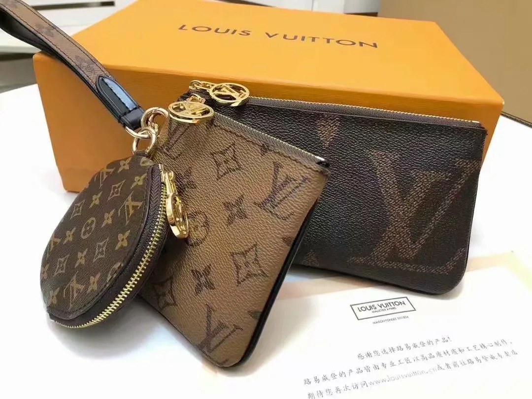 P180louis vuitton】Exclusive background M68756 Size: 19.5x 11.5x 3.0 cm Louis Vuitton’s classic Monogram canvas changes styles in three clutch bags, achieving the groundbreaking design of this Trio clutch bag. The LV Circle zipper provides secure protection and can be fastened to the wrist or fastened to a bag or belt.