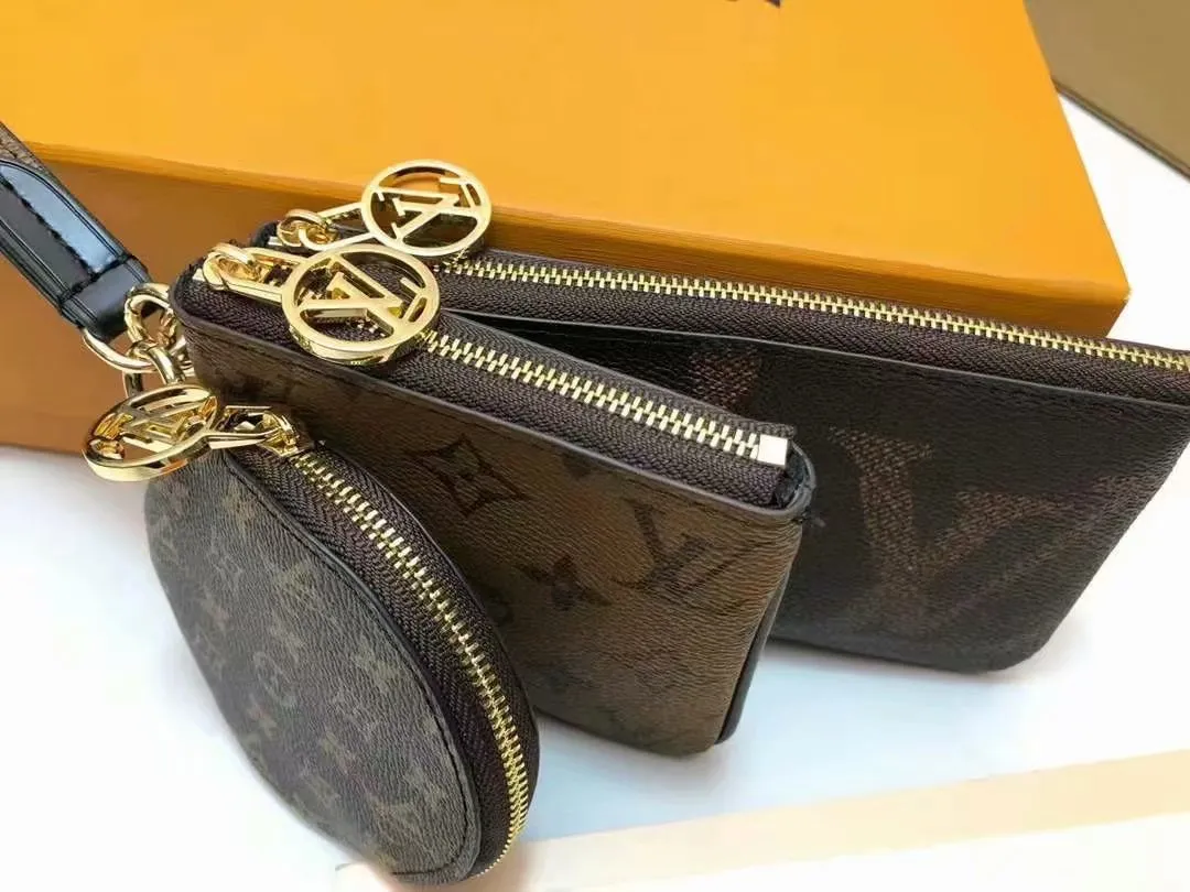 P180louis vuitton】Exclusive background M68756 Size: 19.5x 11.5x 3.0 cm Louis Vuitton’s classic Monogram canvas changes styles in three clutch bags, achieving the groundbreaking design of this Trio clutch bag. The LV Circle zipper provides secure protection and can be fastened to the wrist or fastened to a bag or belt.