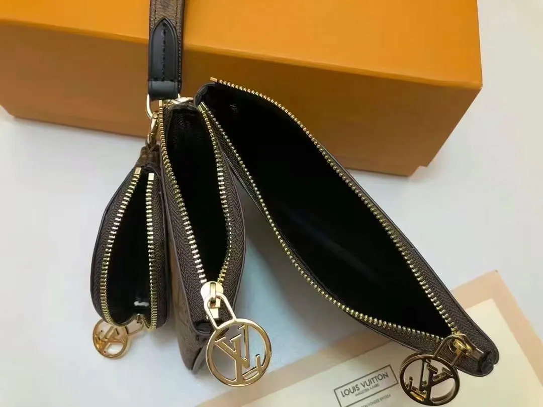 P180louis vuitton】Exclusive background M68756 Size: 19.5x 11.5x 3.0 cm Louis Vuitton’s classic Monogram canvas changes styles in three clutch bags, achieving the groundbreaking design of this Trio clutch bag. The LV Circle zipper provides secure protection and can be fastened to the wrist or fastened to a bag or belt.