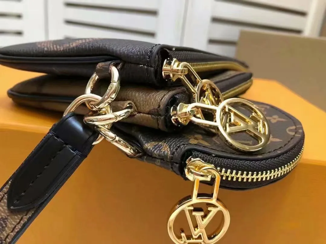 P180louis vuitton】Exclusive background M68756 Size: 19.5x 11.5x 3.0 cm Louis Vuitton’s classic Monogram canvas changes styles in three clutch bags, achieving the groundbreaking design of this Trio clutch bag. The LV Circle zipper provides secure protection and can be fastened to the wrist or fastened to a bag or belt.