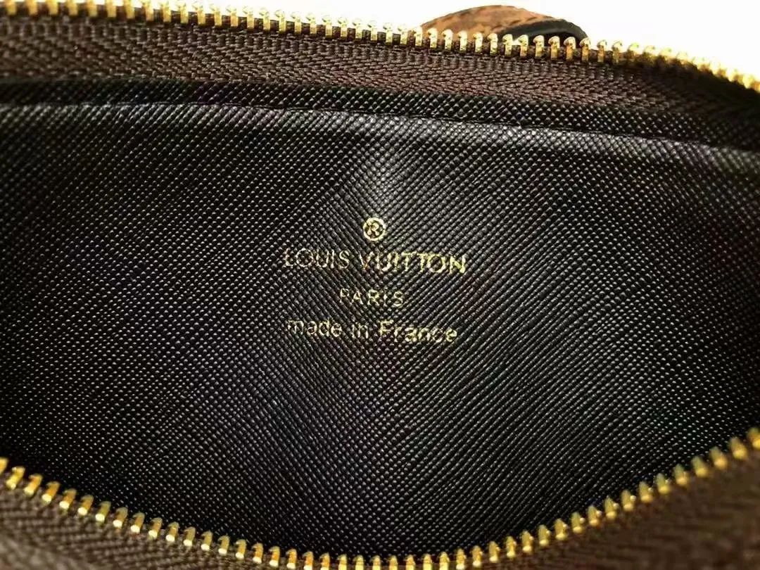 P180louis vuitton】Exclusive background M68756 Size: 19.5x 11.5x 3.0 cm Louis Vuitton’s classic Monogram canvas changes styles in three clutch bags, achieving the groundbreaking design of this Trio clutch bag. The LV Circle zipper provides secure protection and can be fastened to the wrist or fastened to a bag or belt.