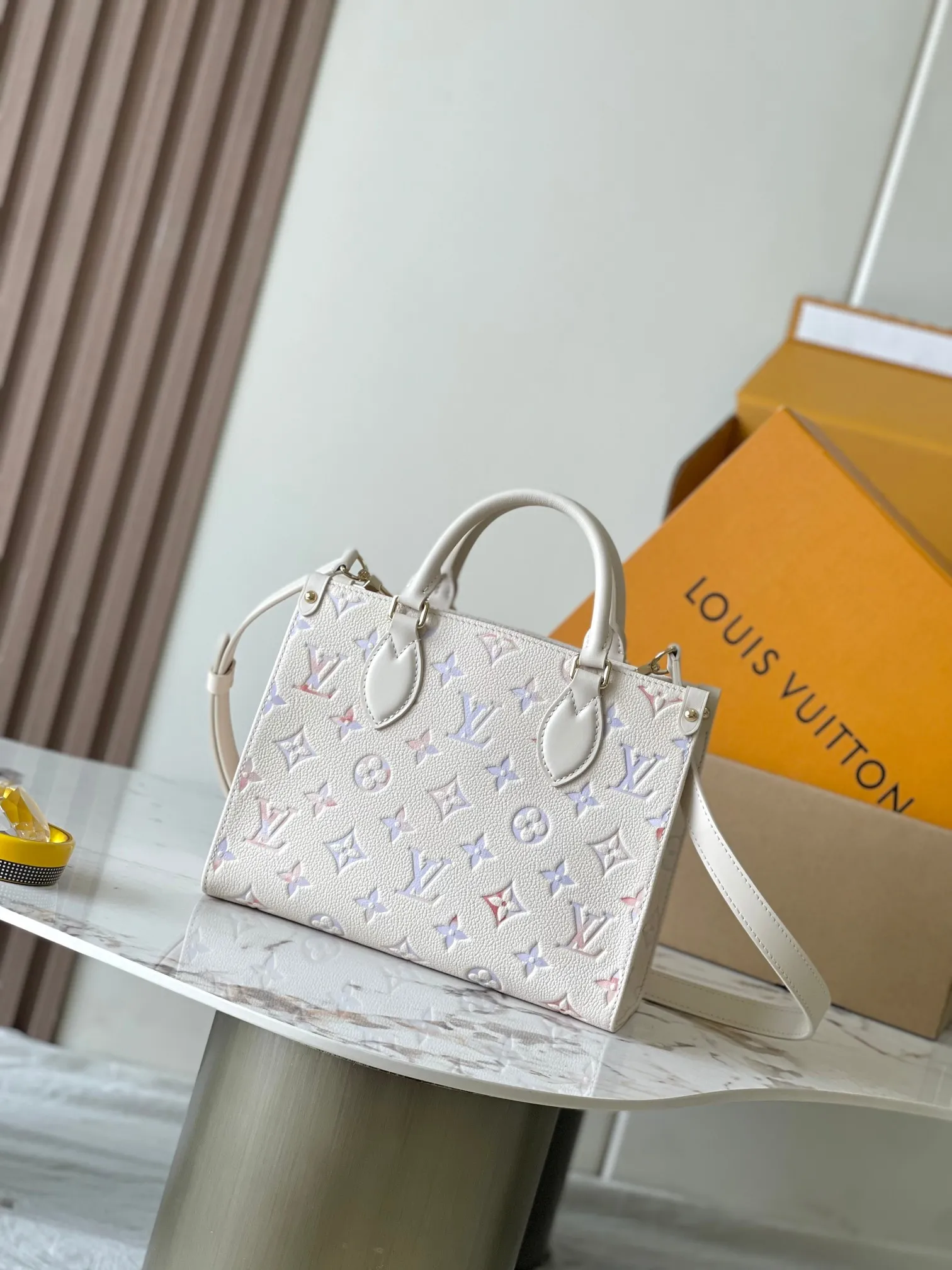 p2540 [Special grade MB163c chip version original leather] This OnTheGo small handbag Model: M25770 Material: A-grade all-steel hardware, imported original cowhide Packaging: Full set of original duty-free MB packaging Size: 25x19x11.5 cm