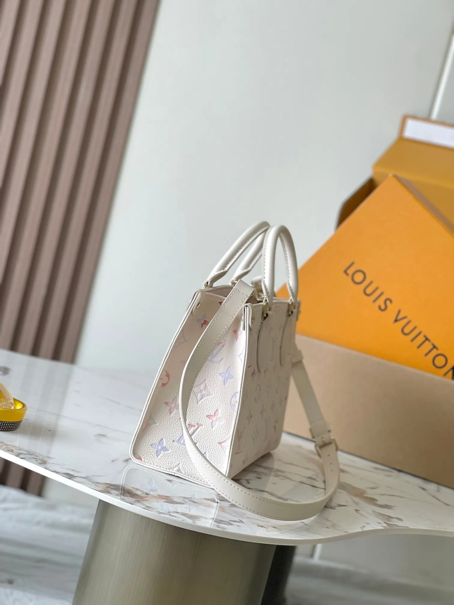 p2540 [Special grade MB163c chip version original leather] This OnTheGo small handbag Model: M25770 Material: A-grade all-steel hardware, imported original cowhide Packaging: Full set of original duty-free MB packaging Size: 25x19x11.5 cm