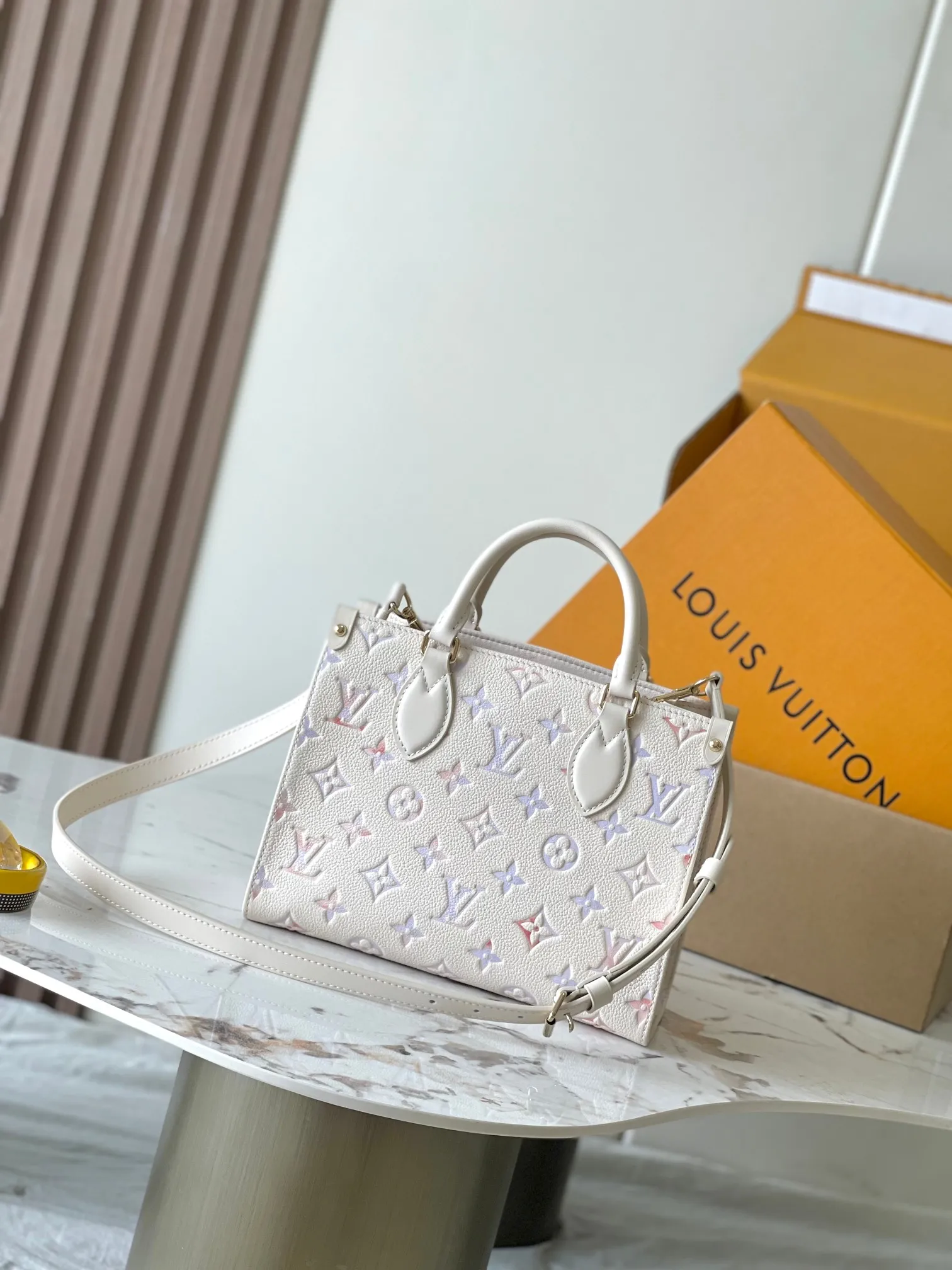 p2540 [Special grade MB163c chip version original leather] This OnTheGo small handbag Model: M25770 Material: A-grade all-steel hardware, imported original cowhide Packaging: Full set of original duty-free MB packaging Size: 25x19x11.5 cm
