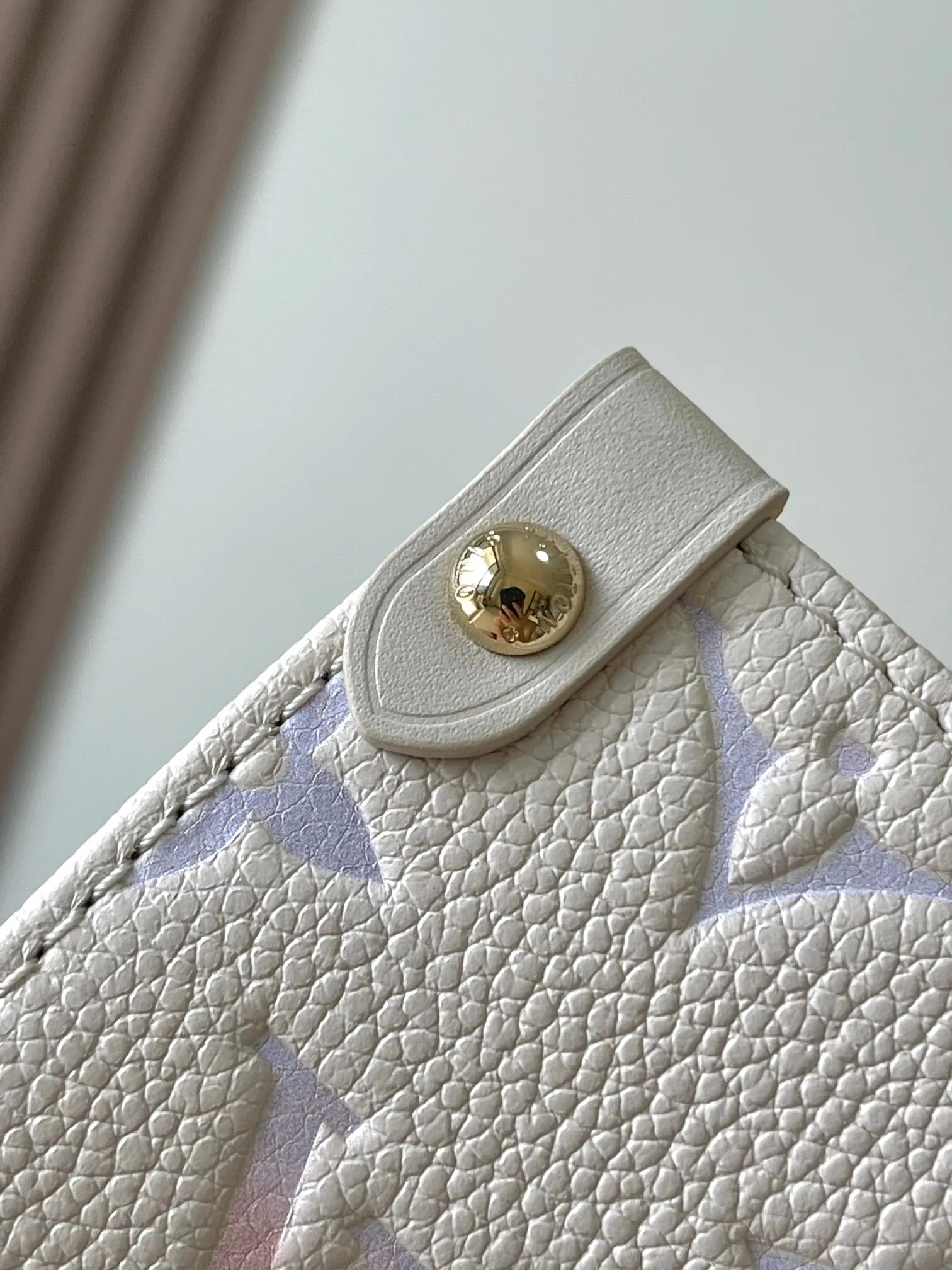 p2540 [Special grade MB163c chip version original leather] This OnTheGo small handbag Model: M25770 Material: A-grade all-steel hardware, imported original cowhide Packaging: Full set of original duty-free MB packaging Size: 25x19x11.5 cm