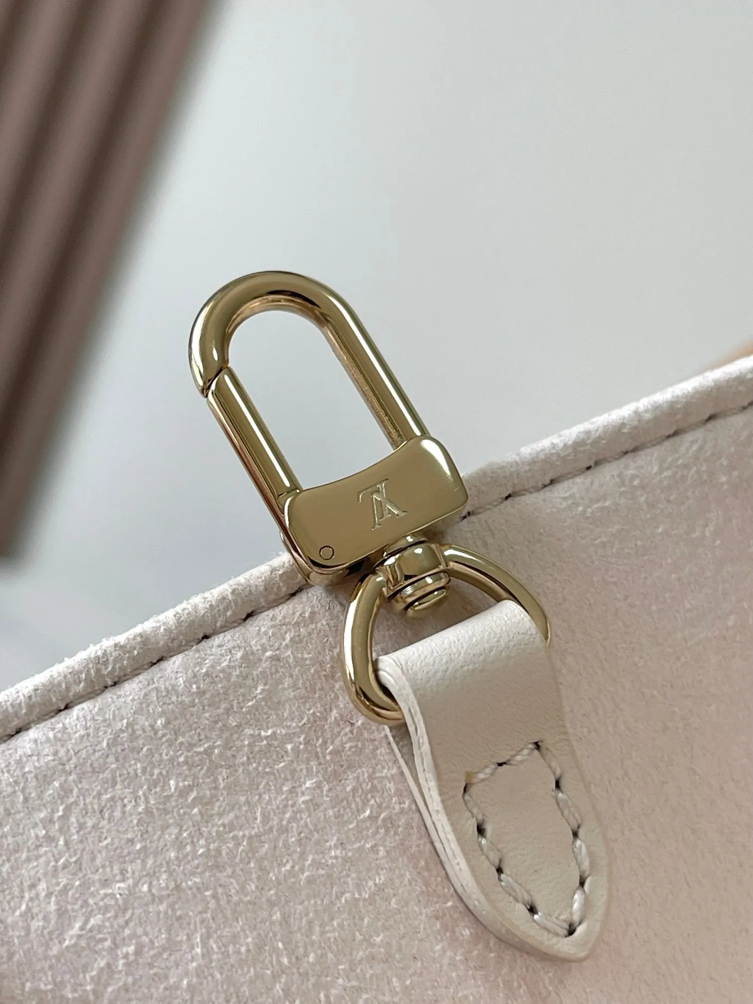 p2540 [Special grade MB163c chip version original leather] This OnTheGo small handbag Model: M25770 Material: A-grade all-steel hardware, imported original cowhide Packaging: Full set of original duty-free MB packaging Size: 25x19x11.5 cm