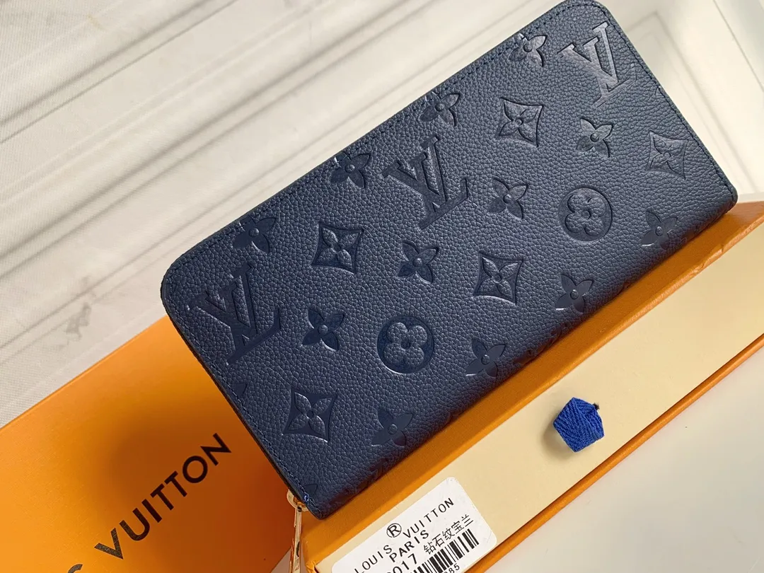 💰120 💎Upgraded original version 🇫🇷 Diamond pattern embossed material: embossed cowhide Introduction: 📢There are 8 credit card slots 3 large compartments to store banknotes Small zipper coin bag 3 flat bags to store bills 💋💋 Model: 60017 diamond pattern Model: 19x10.