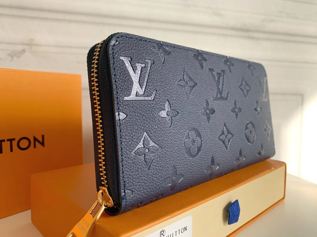 💰120 💎Upgraded original version 🇫🇷 Diamond pattern embossed material: embossed cowhide Introduction: 📢There are 8 credit card slots 3 large compartments to store banknotes Small zipper coin bag 3 flat bags to store bills 💋💋 Model: 60017 diamond pattern Model: 19x10.