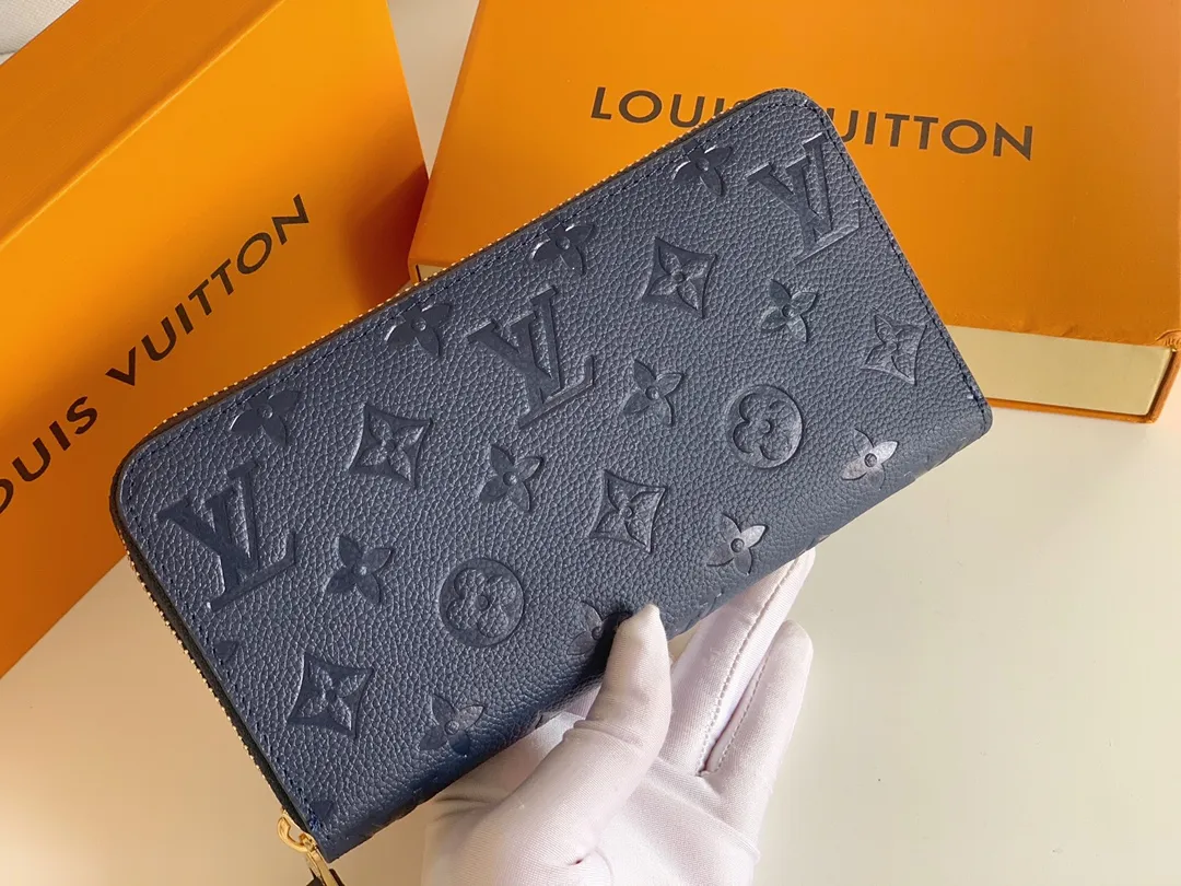 💰120 💎Upgraded original version 🇫🇷 Diamond pattern embossed material: embossed cowhide Introduction: 📢There are 8 credit card slots 3 large compartments to store banknotes Small zipper coin bag 3 flat bags to store bills 💋💋 Model: 60017 diamond pattern Model: 19x10.