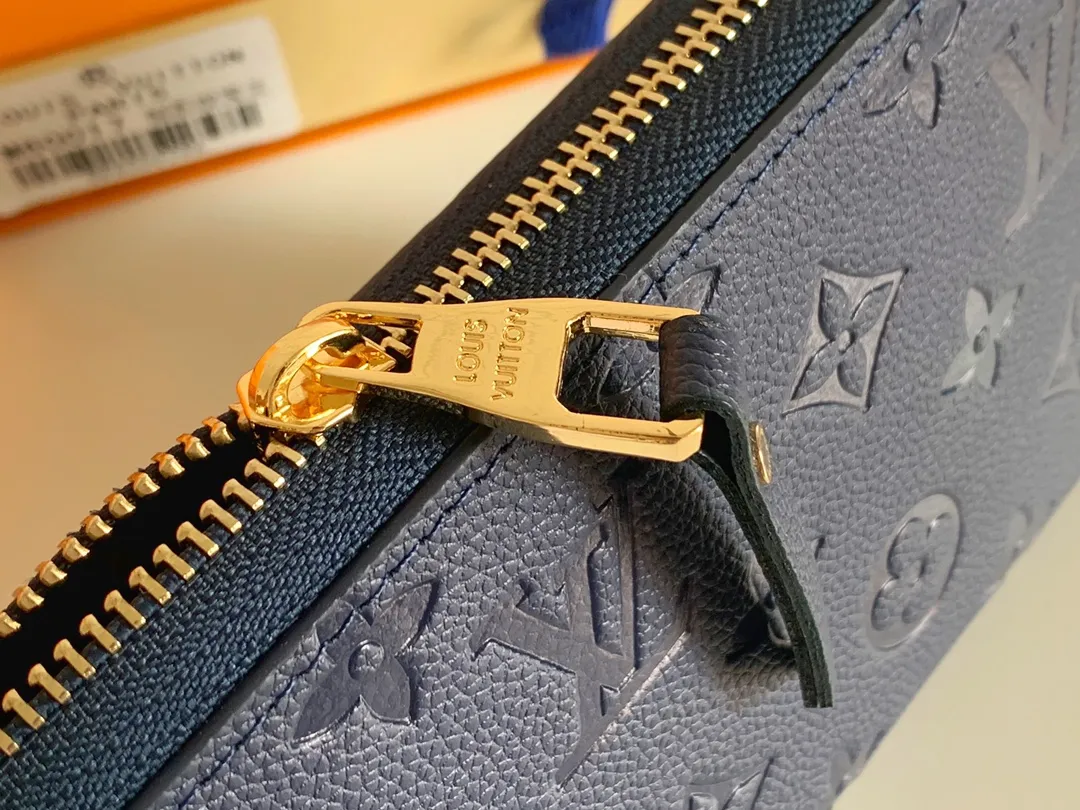 💰120 💎Upgraded original version 🇫🇷 Diamond pattern embossed material: embossed cowhide Introduction: 📢There are 8 credit card slots 3 large compartments to store banknotes Small zipper coin bag 3 flat bags to store bills 💋💋 Model: 60017 diamond pattern Model: 19x10.