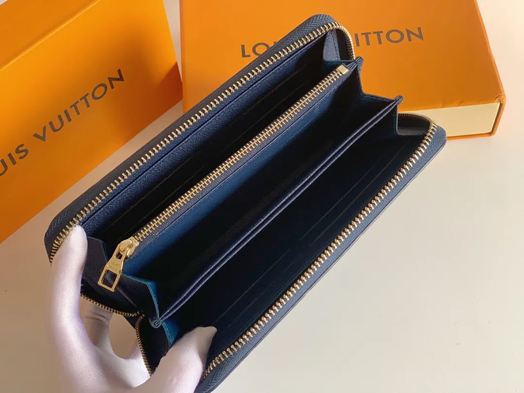 💰120 💎Upgraded original version 🇫🇷 Diamond pattern embossed material: embossed cowhide Introduction: 📢There are 8 credit card slots 3 large compartments to store banknotes Small zipper coin bag 3 flat bags to store bills 💋💋 Model: 60017 diamond pattern Model: 19x10.