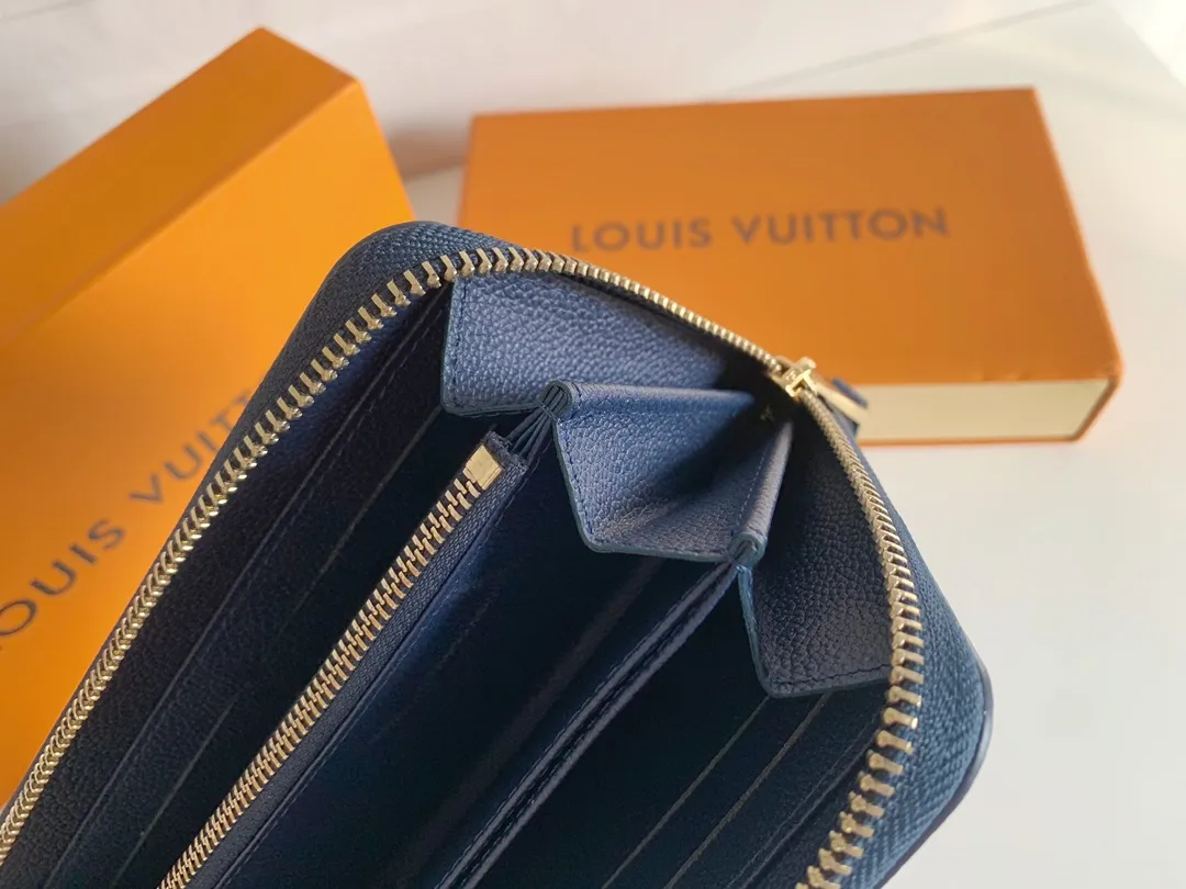 💰120 💎Upgraded original version 🇫🇷 Diamond pattern embossed material: embossed cowhide Introduction: 📢There are 8 credit card slots 3 large compartments to store banknotes Small zipper coin bag 3 flat bags to store bills 💋💋 Model: 60017 diamond pattern Model: 19x10.