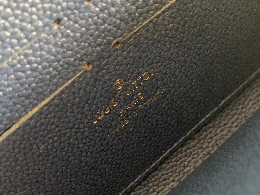 💰120 💎Upgraded original version 🇫🇷 Diamond pattern embossed material: embossed cowhide Introduction: 📢There are 8 credit card slots 3 large compartments to store banknotes Small zipper coin bag 3 flat bags to store bills 💋💋 Model: 60017 diamond pattern Model: 19x10.