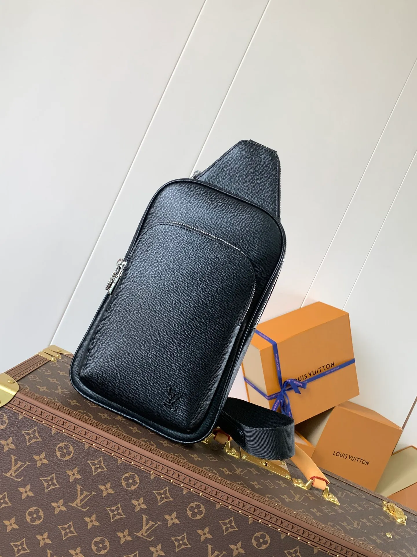 💰1020 (top-grain leather) top-quality original transcoding chip, model number: 30863 black cross pattern] This Avenue shoulder bag is made of Damier Graphite canvas, and the front outer bag is decorated with a Louis Vuitton Paris logo leather patch. The adjustable nylon shoulder straps can be fixed on the left and right sides with D-rings, while the canvas straps and lining are sustainable. Damier Graphite coated canvas - Calfskin trim - Textile lining - Square hardware on the front - Main compartment - Zip front pocket - Small top zip pocket - Shoulder strap, non-detachable, adjustable! ! ;Size:20x31x7CM
