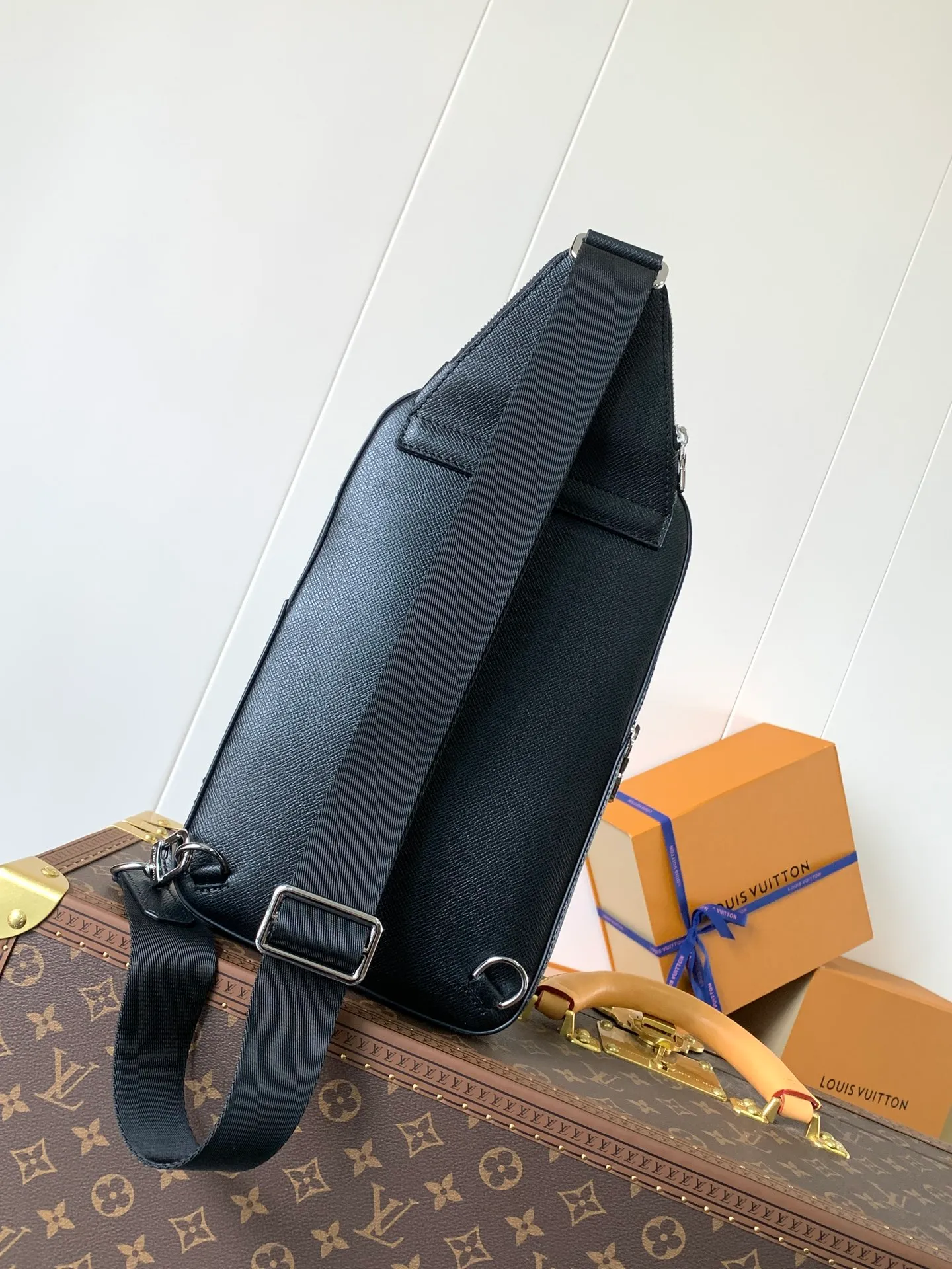 💰1020 (top-grain leather) top-quality original transcoding chip, model number: 30863 black cross pattern] This Avenue shoulder bag is made of Damier Graphite canvas, and the front outer bag is decorated with a Louis Vuitton Paris logo leather patch. The adjustable nylon shoulder straps can be fixed on the left and right sides with D-rings, while the canvas straps and lining are sustainable. Damier Graphite coated canvas - Calfskin trim - Textile lining - Square hardware on the front - Main compartment - Zip front pocket - Small top zip pocket - Shoulder strap, non-detachable, adjustable! ! ;Size:20x31x7CM