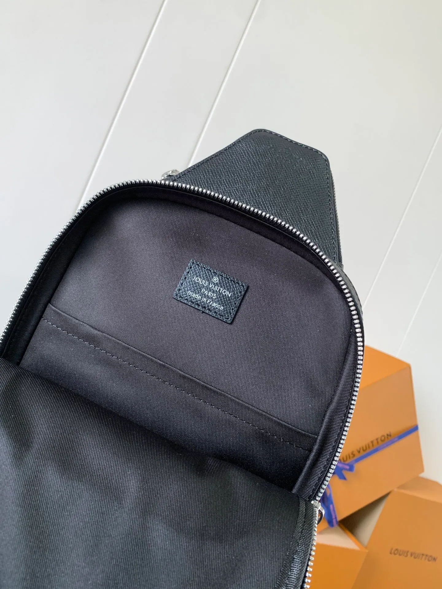 💰1020 (top-grain leather) top-quality original transcoding chip, model number: 30863 black cross pattern] This Avenue shoulder bag is made of Damier Graphite canvas, and the front outer bag is decorated with a Louis Vuitton Paris logo leather patch. The adjustable nylon shoulder straps can be fixed on the left and right sides with D-rings, while the canvas straps and lining are sustainable. Damier Graphite coated canvas - Calfskin trim - Textile lining - Square hardware on the front - Main compartment - Zip front pocket - Small top zip pocket - Shoulder strap, non-detachable, adjustable! ! ;Size:20x31x7CM