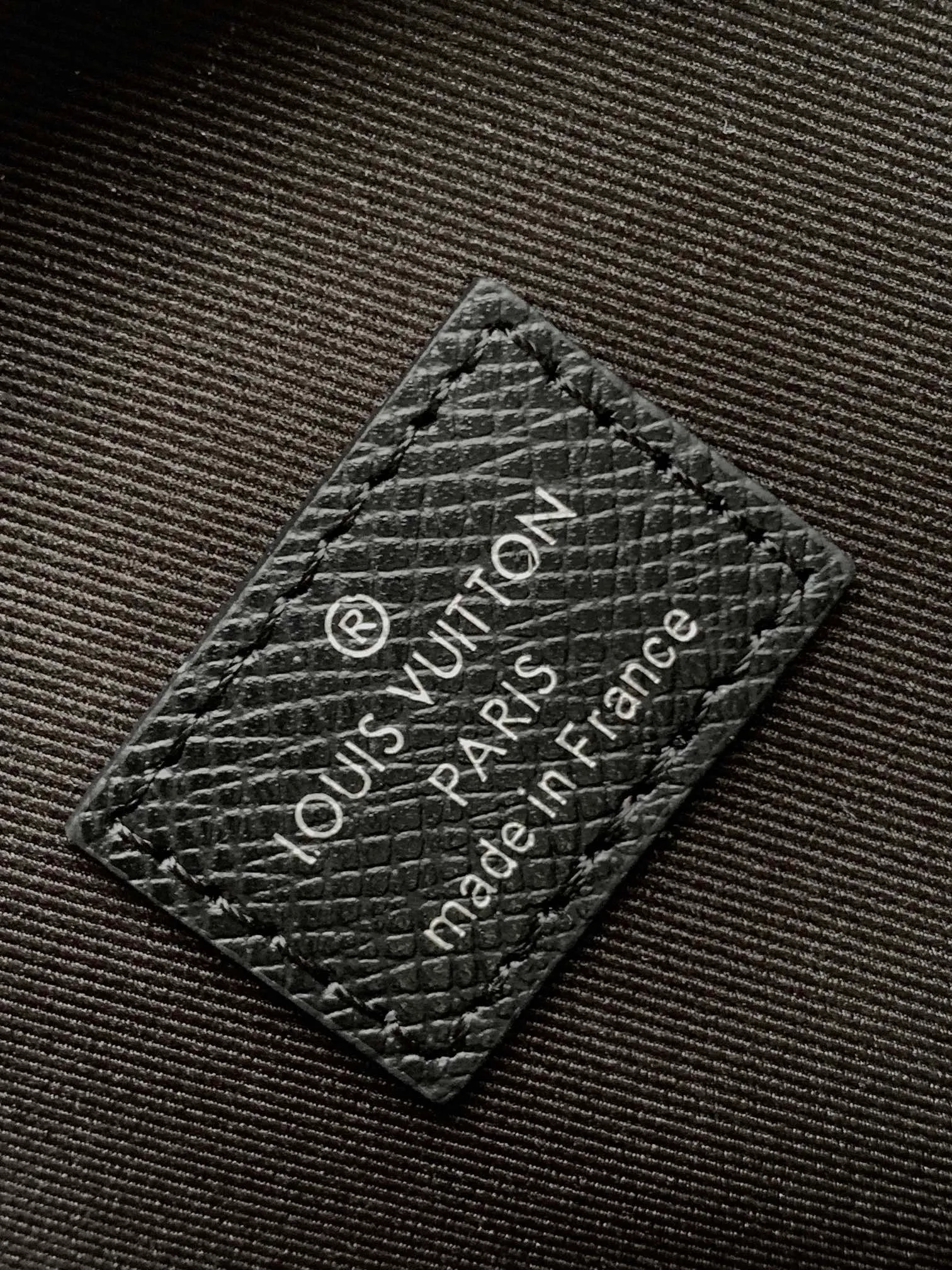 💰1020 (top-grain leather) top-quality original transcoding chip, model number: 30863 black cross pattern] This Avenue shoulder bag is made of Damier Graphite canvas, and the front outer bag is decorated with a Louis Vuitton Paris logo leather patch. The adjustable nylon shoulder straps can be fixed on the left and right sides with D-rings, while the canvas straps and lining are sustainable. Damier Graphite coated canvas - Calfskin trim - Textile lining - Square hardware on the front - Main compartment - Zip front pocket - Small top zip pocket - Shoulder strap, non-detachable, adjustable! ! ;Size:20x31x7CM