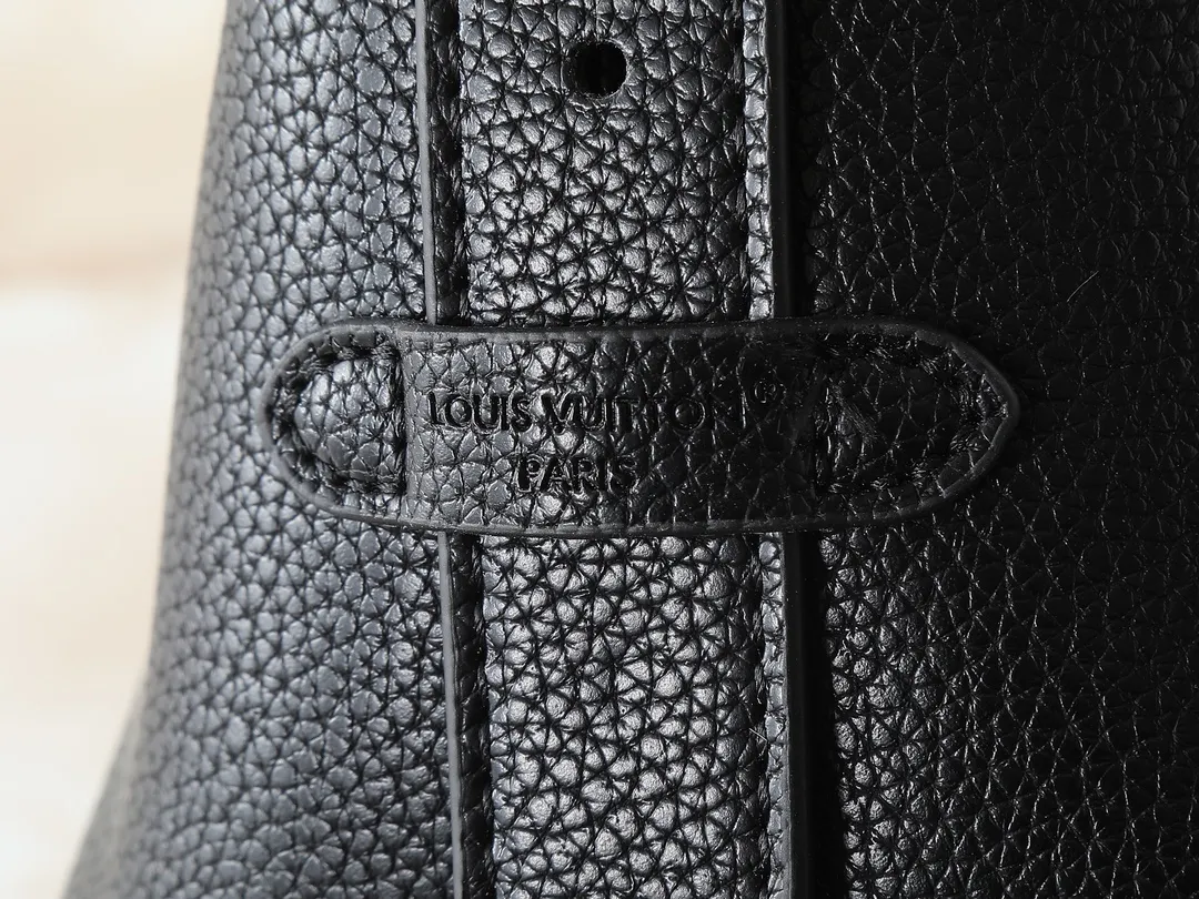 💰240💰Upgraded from the original M14416 M25543 M12925 This All In BB handbag is from the Low Key series. It is made of grained cow leather to create a compact bucket bag structure, which can be carried in a variety of ways for day and night occasions. The distressed metal pieces convey a retro feel, while the LV padlock and removable Monogram pocket highlight the brand's style. Dimensions: 16.0 x 18.0 x 12.0 cm (length x height x width)