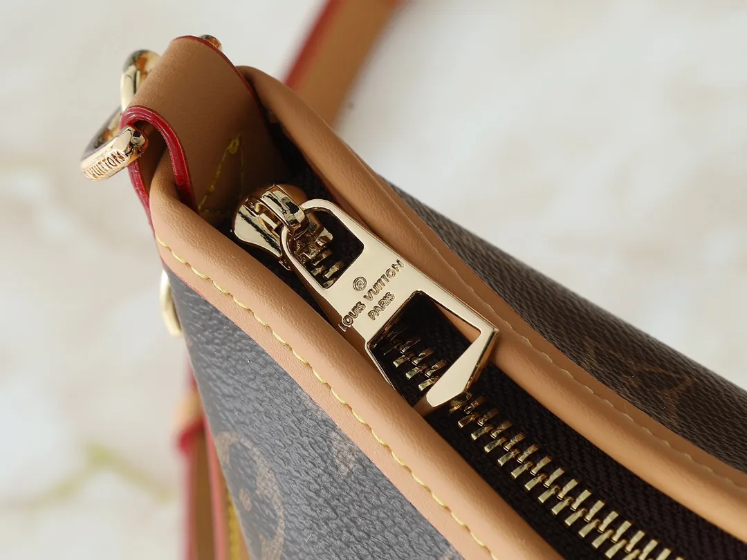 💰260💰Upgraded from the original M13689, this Speedy Bandoulière handbag condenses the brand's traditional Speedy crossbody bag, using Monogram presbyopia with fabric lining and cow leather trim. The detachable and adjustable leather shoulder strap displays the Louis Vuit signature, and the rolled leather handle adds a carrying option. Dimensions: 20.5 x 17 x 8 cm (length x height x width)