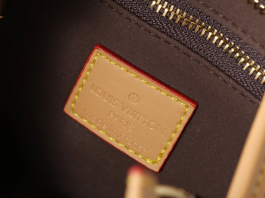 💰260💰Upgraded from the original M13689, this Speedy Bandoulière handbag condenses the brand's traditional Speedy crossbody bag, using Monogram presbyopia with fabric lining and cow leather trim. The detachable and adjustable leather shoulder strap displays the Louis Vuit signature, and the rolled leather handle adds a carrying option. Dimensions: 20.5 x 17 x 8 cm (length x height x width)