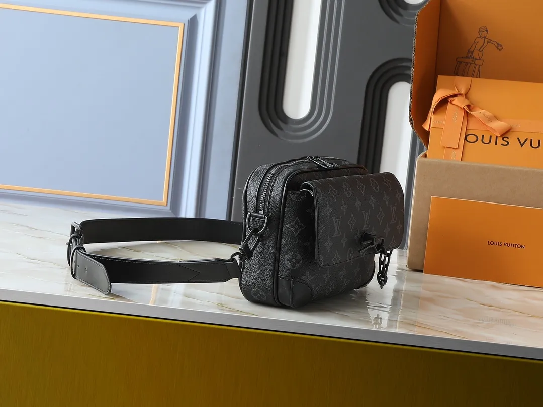 💰260💰Upgraded from the original M46795 M23742. This Steamer messenger bag combines modern functions and classic elements with an exquisite shape that fits the body shape. Reinforced leather corners and chain and pin elements recall Louis Vuitton's traditional Steamer trunk design, and the wide, adjustable shoulder strap allows for comfortable carrying. Dimensions: 24.0 x 17.0 x 5.0 cm (length x height x width)
