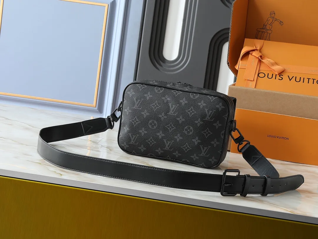 💰260💰Upgraded from the original M46795 M23742. This Steamer messenger bag combines modern functions and classic elements with an exquisite shape that fits the body shape. Reinforced leather corners and chain and pin elements recall Louis Vuitton's traditional Steamer trunk design, and the wide, adjustable shoulder strap allows for comfortable carrying. Dimensions: 24.0 x 17.0 x 5.0 cm (length x height x width)