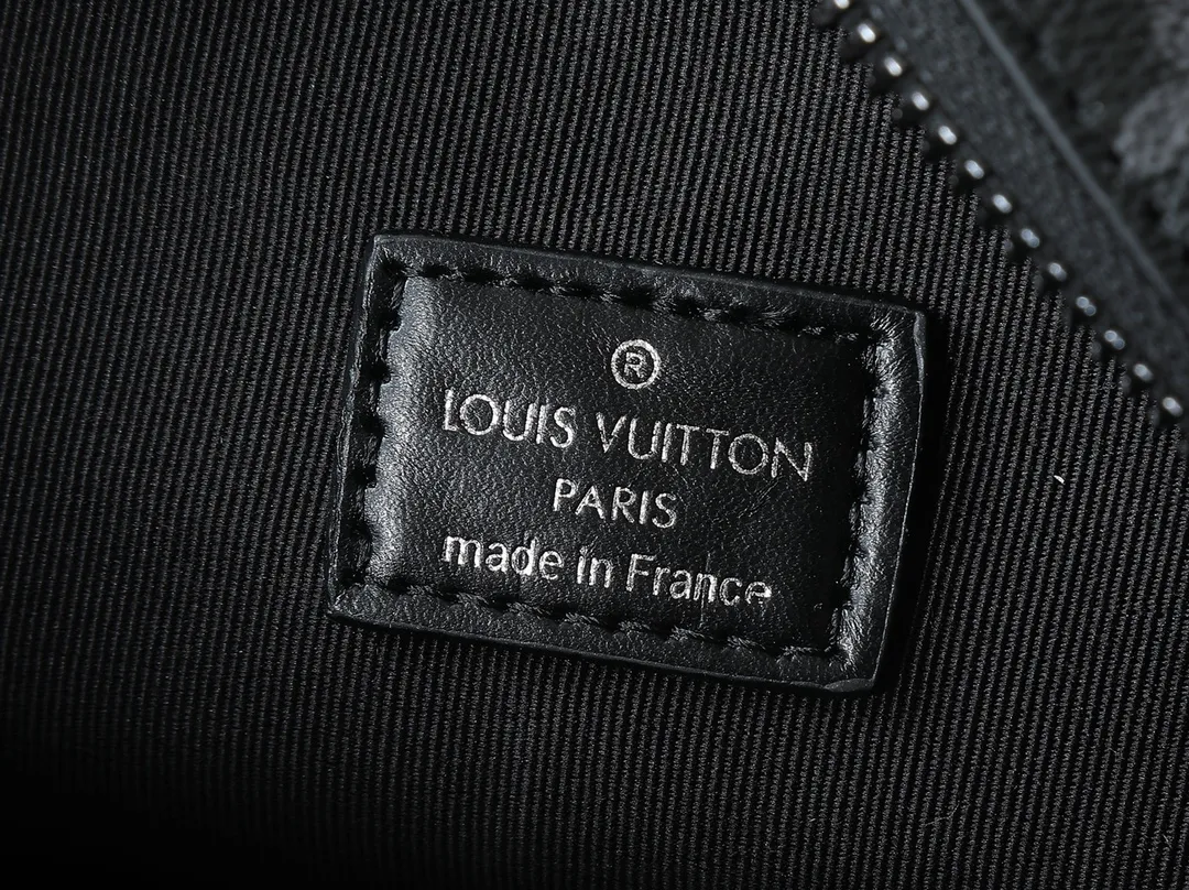 💰260💰Upgraded from the original M46795 M23742. This Steamer messenger bag combines modern functions and classic elements with an exquisite shape that fits the body shape. Reinforced leather corners and chain and pin elements recall Louis Vuitton's traditional Steamer trunk design, and the wide, adjustable shoulder strap allows for comfortable carrying. Dimensions: 24.0 x 17.0 x 5.0 cm (length x height x width)