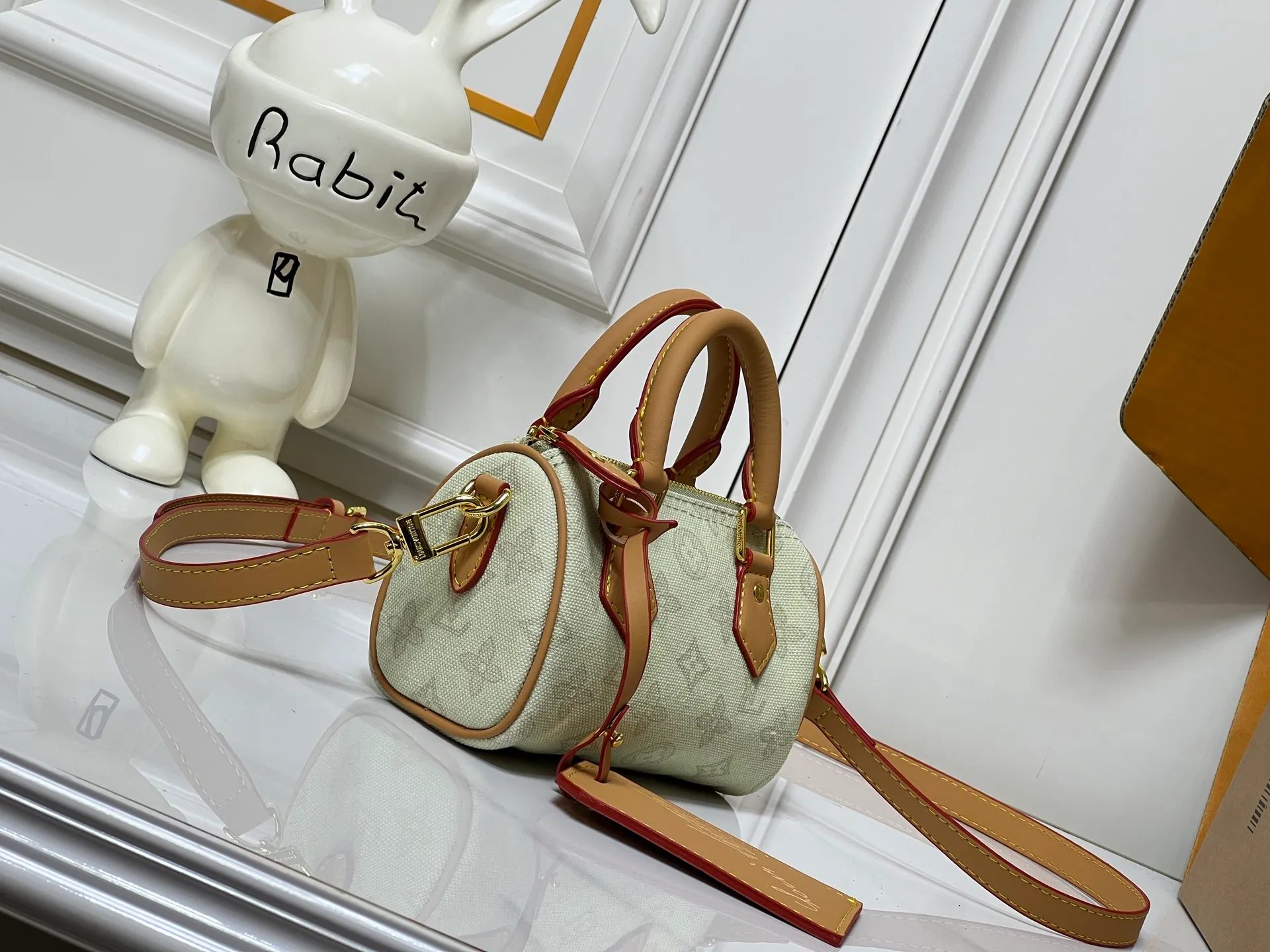 Batch 240💰M28322 Red M28323 M27610 M81085 [Exclusive background shot] This Nano Speedy handbag condenses the configuration of Louis Vuitton's classic Speedy handbag. It is made of Monogram canvas with distressed cow leather details and dazzling metal parts, making it easy to carry with you for daily needs. The handles and removable and adjustable shoulder strap allow for a variety of styling possibilities. 16.0 x 10.0 x 7.5 cm (L x H x W) • Monogram coated canvas • Cow leather trim • Metal hardware • Zipper closure • Space to store daily necessities such as a 6.1-inch smartphone, card holder and lipstick • Shoulder strap: removable, adjustable • Half-length strap: 45.5 cm • Half-length strap adjustable to: 54.0 cm • Handle: Double handle