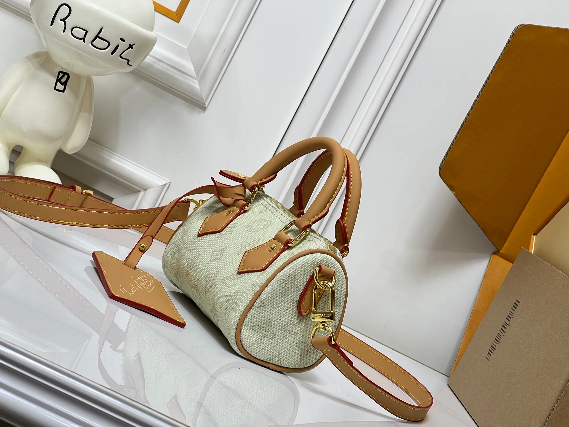 Batch 240💰M28322 Red M28323 M27610 M81085 [Exclusive background shot] This Nano Speedy handbag condenses the configuration of Louis Vuitton's classic Speedy handbag. It is made of Monogram canvas with distressed cow leather details and dazzling metal parts, making it easy to carry with you for daily needs. The handles and removable and adjustable shoulder strap allow for a variety of styling possibilities. 16.0 x 10.0 x 7.5 cm (L x H x W) • Monogram coated canvas • Cow leather trim • Metal hardware • Zipper closure • Space to store daily necessities such as a 6.1-inch smartphone, card holder and lipstick • Shoulder strap: removable, adjustable • Half-length strap: 45.5 cm • Half-length strap adjustable to: 54.0 cm • Handle: Double handle