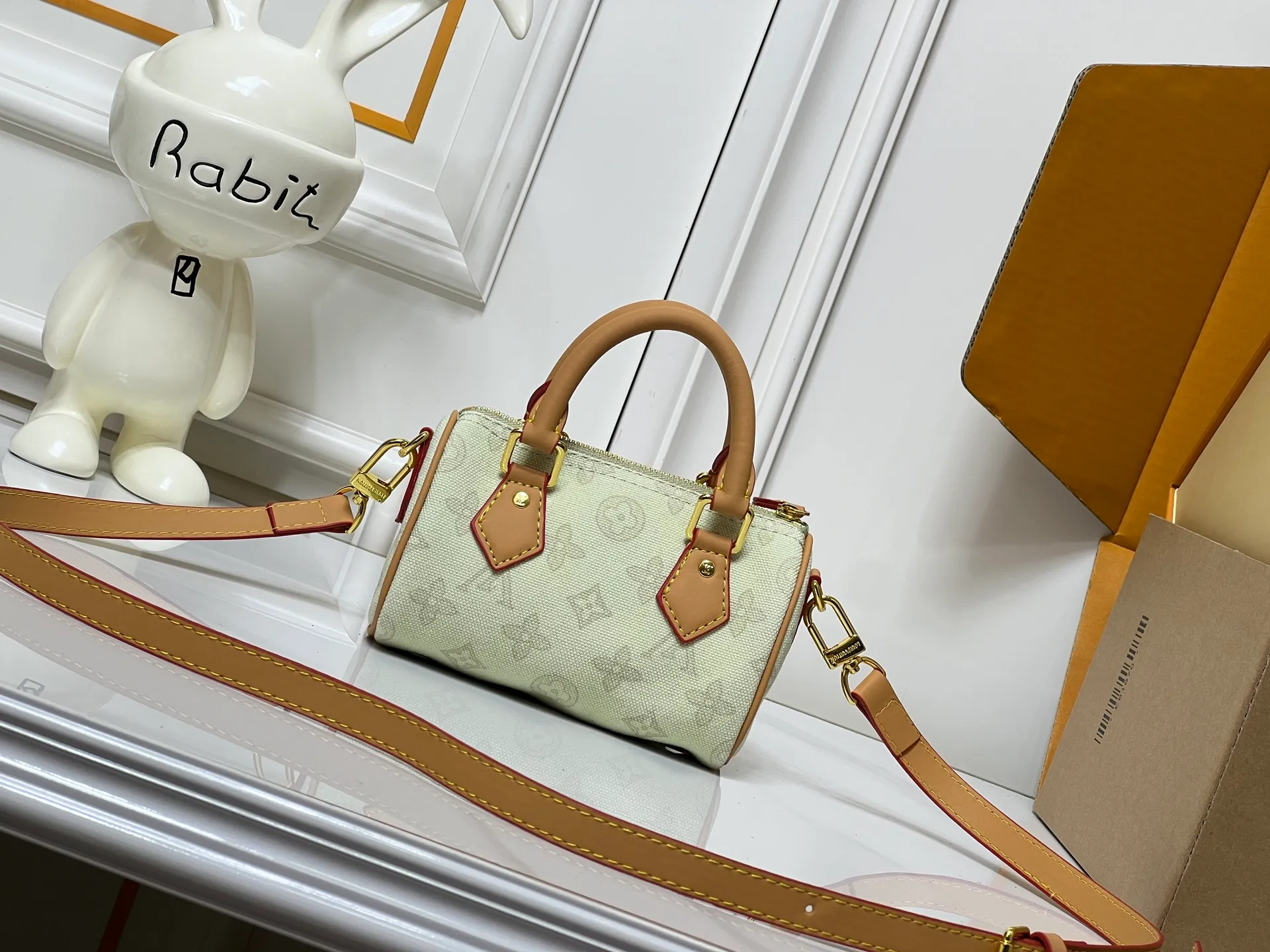Batch 240💰M28322 Red M28323 M27610 M81085 [Exclusive background shot] This Nano Speedy handbag condenses the configuration of Louis Vuitton's classic Speedy handbag. It is made of Monogram canvas with distressed cow leather details and dazzling metal parts, making it easy to carry with you for daily needs. The handles and removable and adjustable shoulder strap allow for a variety of styling possibilities. 16.0 x 10.0 x 7.5 cm (L x H x W) • Monogram coated canvas • Cow leather trim • Metal hardware • Zipper closure • Space to store daily necessities such as a 6.1-inch smartphone, card holder and lipstick • Shoulder strap: removable, adjustable • Half-length strap: 45.5 cm • Half-length strap adjustable to: 54.0 cm • Handle: Double handle