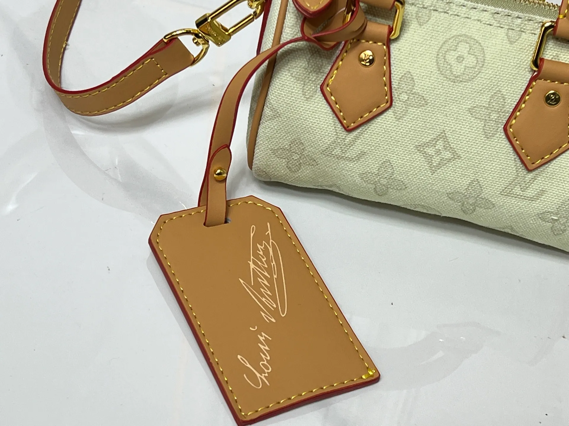 Batch 240💰M28322 Red M28323 M27610 M81085 [Exclusive background shot] This Nano Speedy handbag condenses the configuration of Louis Vuitton's classic Speedy handbag. It is made of Monogram canvas with distressed cow leather details and dazzling metal parts, making it easy to carry with you for daily needs. The handles and removable and adjustable shoulder strap allow for a variety of styling possibilities. 16.0 x 10.0 x 7.5 cm (L x H x W) • Monogram coated canvas • Cow leather trim • Metal hardware • Zipper closure • Space to store daily necessities such as a 6.1-inch smartphone, card holder and lipstick • Shoulder strap: removable, adjustable • Half-length strap: 45.5 cm • Half-length strap adjustable to: 54.0 cm • Handle: Double handle