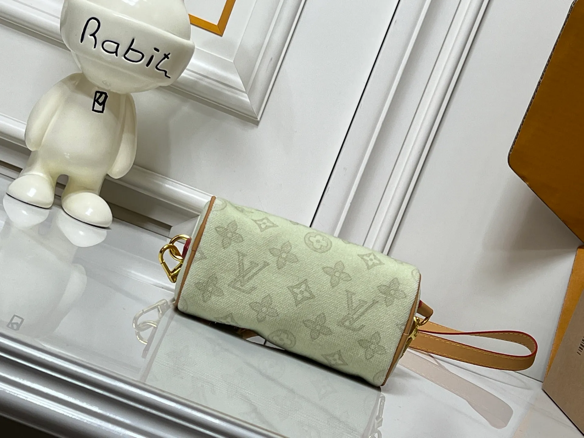 Batch 240💰M28322 Red M28323 M27610 M81085 [Exclusive background shot] This Nano Speedy handbag condenses the configuration of Louis Vuitton's classic Speedy handbag. It is made of Monogram canvas with distressed cow leather details and dazzling metal parts, making it easy to carry with you for daily needs. The handles and removable and adjustable shoulder strap allow for a variety of styling possibilities. 16.0 x 10.0 x 7.5 cm (L x H x W) • Monogram coated canvas • Cow leather trim • Metal hardware • Zipper closure • Space to store daily necessities such as a 6.1-inch smartphone, card holder and lipstick • Shoulder strap: removable, adjustable • Half-length strap: 45.5 cm • Half-length strap adjustable to: 54.0 cm • Handle: Double handle