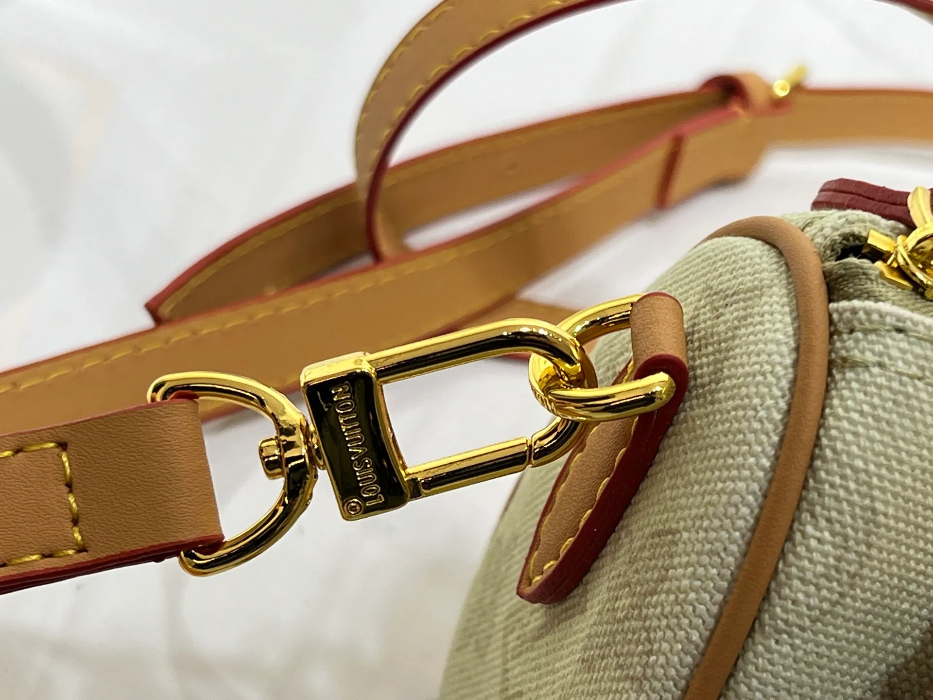 Batch 240💰M28322 Red M28323 M27610 M81085 [Exclusive background shot] This Nano Speedy handbag condenses the configuration of Louis Vuitton's classic Speedy handbag. It is made of Monogram canvas with distressed cow leather details and dazzling metal parts, making it easy to carry with you for daily needs. The handles and removable and adjustable shoulder strap allow for a variety of styling possibilities. 16.0 x 10.0 x 7.5 cm (L x H x W) • Monogram coated canvas • Cow leather trim • Metal hardware • Zipper closure • Space to store daily necessities such as a 6.1-inch smartphone, card holder and lipstick • Shoulder strap: removable, adjustable • Half-length strap: 45.5 cm • Half-length strap adjustable to: 54.0 cm • Handle: Double handle