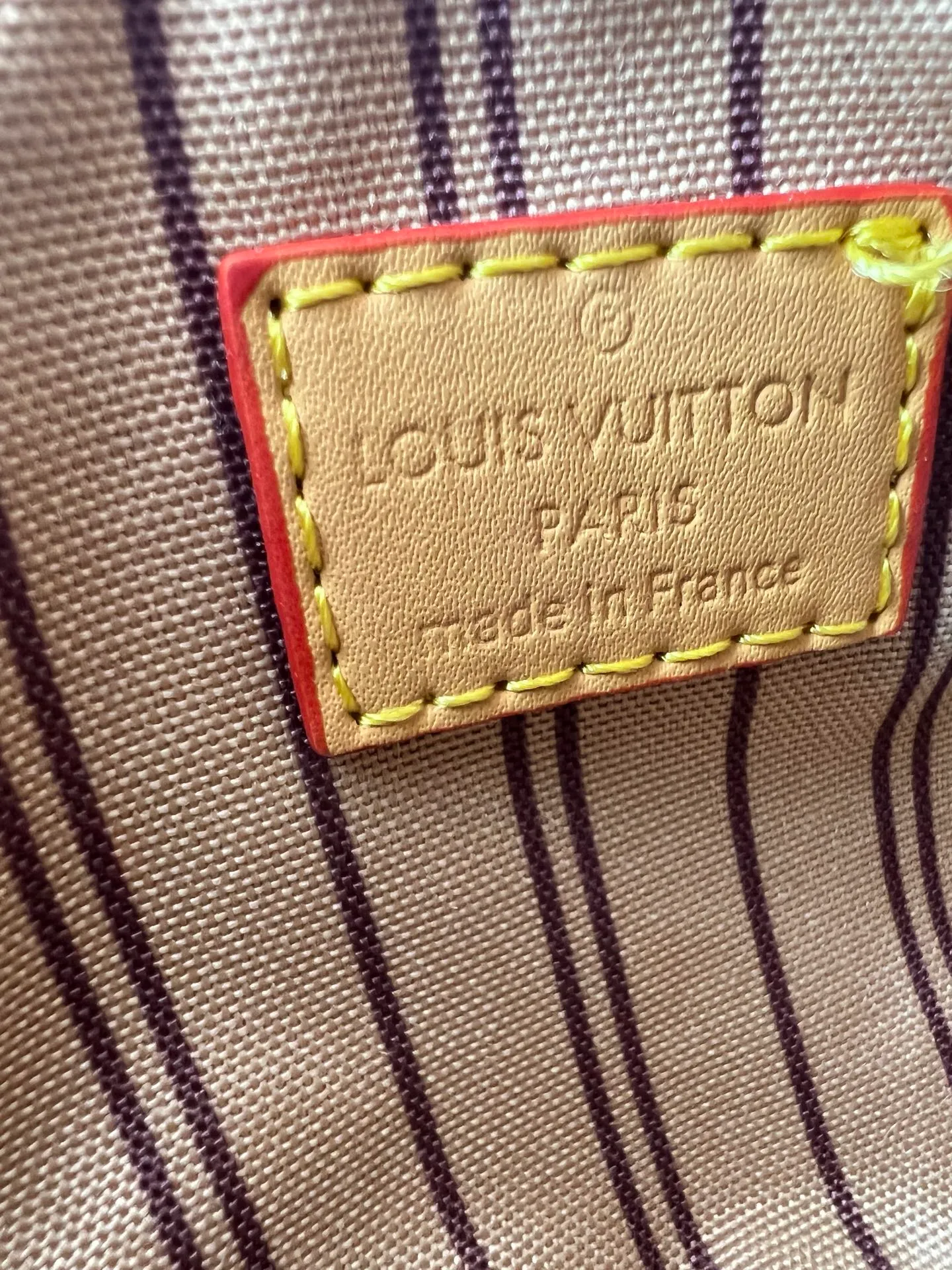 Batch 240💰M28322 Red M28323 M27610 M81085 [Exclusive background shot] This Nano Speedy handbag condenses the configuration of Louis Vuitton's classic Speedy handbag. It is made of Monogram canvas with distressed cow leather details and dazzling metal parts, making it easy to carry with you for daily needs. The handles and removable and adjustable shoulder strap allow for a variety of styling possibilities. 16.0 x 10.0 x 7.5 cm (L x H x W) • Monogram coated canvas • Cow leather trim • Metal hardware • Zipper closure • Space to store daily necessities such as a 6.1-inch smartphone, card holder and lipstick • Shoulder strap: removable, adjustable • Half-length strap: 45.5 cm • Half-length strap adjustable to: 54.0 cm • Handle: Double handle