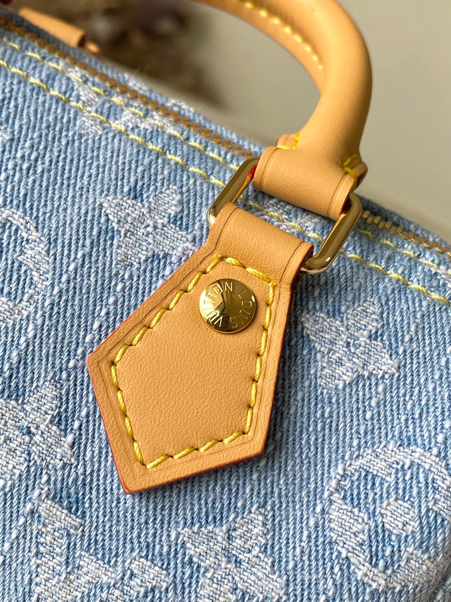 💰840 Top Original Order M11212 This Nano Speedy handbag is made of cotton denim woven with the Monogram Gx pattern. It is bleached and sand washed to give it a retro style. The cowhide leather shaped handles and removable and adjustable shoulder strap have a subtly aged effect. Dimensions: 16 × 10 × 7.5 cm