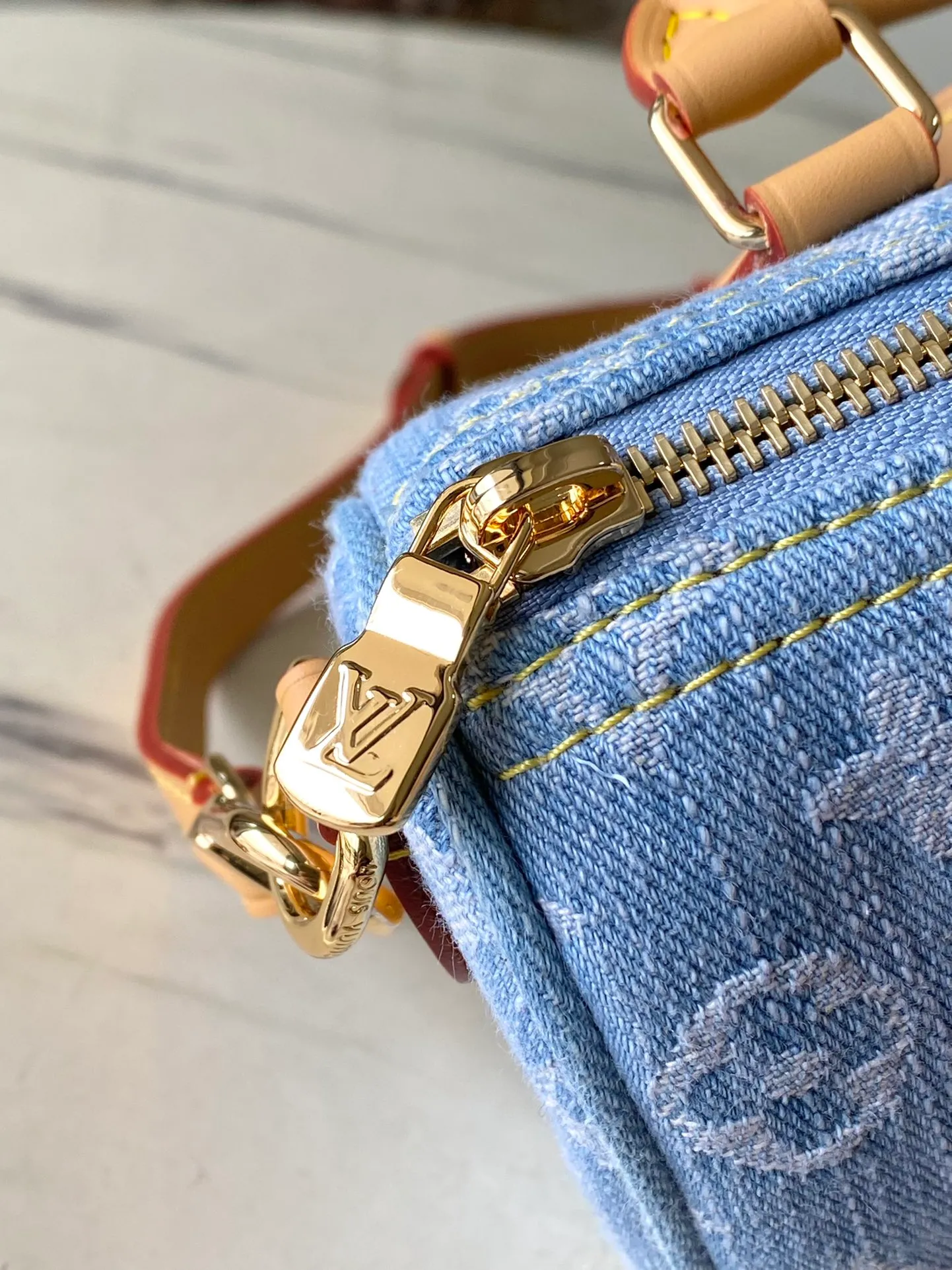 💰840 Top Original Order M11212 This Nano Speedy handbag is made of cotton denim woven with the Monogram Gx pattern. It is bleached and sand washed to give it a retro style. The cowhide leather shaped handles and removable and adjustable shoulder strap have a subtly aged effect. Dimensions: 16 × 10 × 7.5 cm