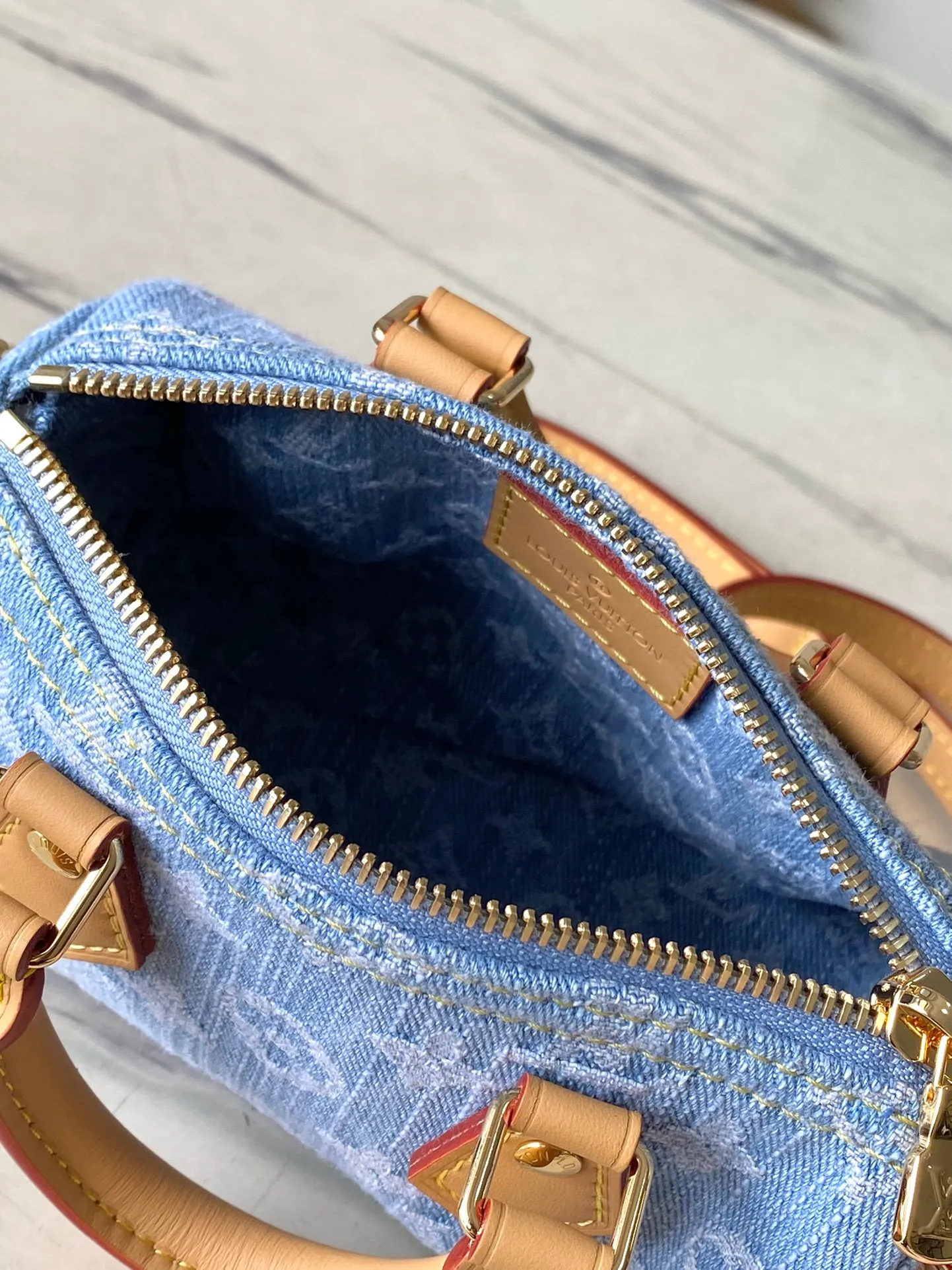 💰840 Top Original Order M11212 This Nano Speedy handbag is made of cotton denim woven with the Monogram Gx pattern. It is bleached and sand washed to give it a retro style. The cowhide leather shaped handles and removable and adjustable shoulder strap have a subtly aged effect. Dimensions: 16 × 10 × 7.5 cm