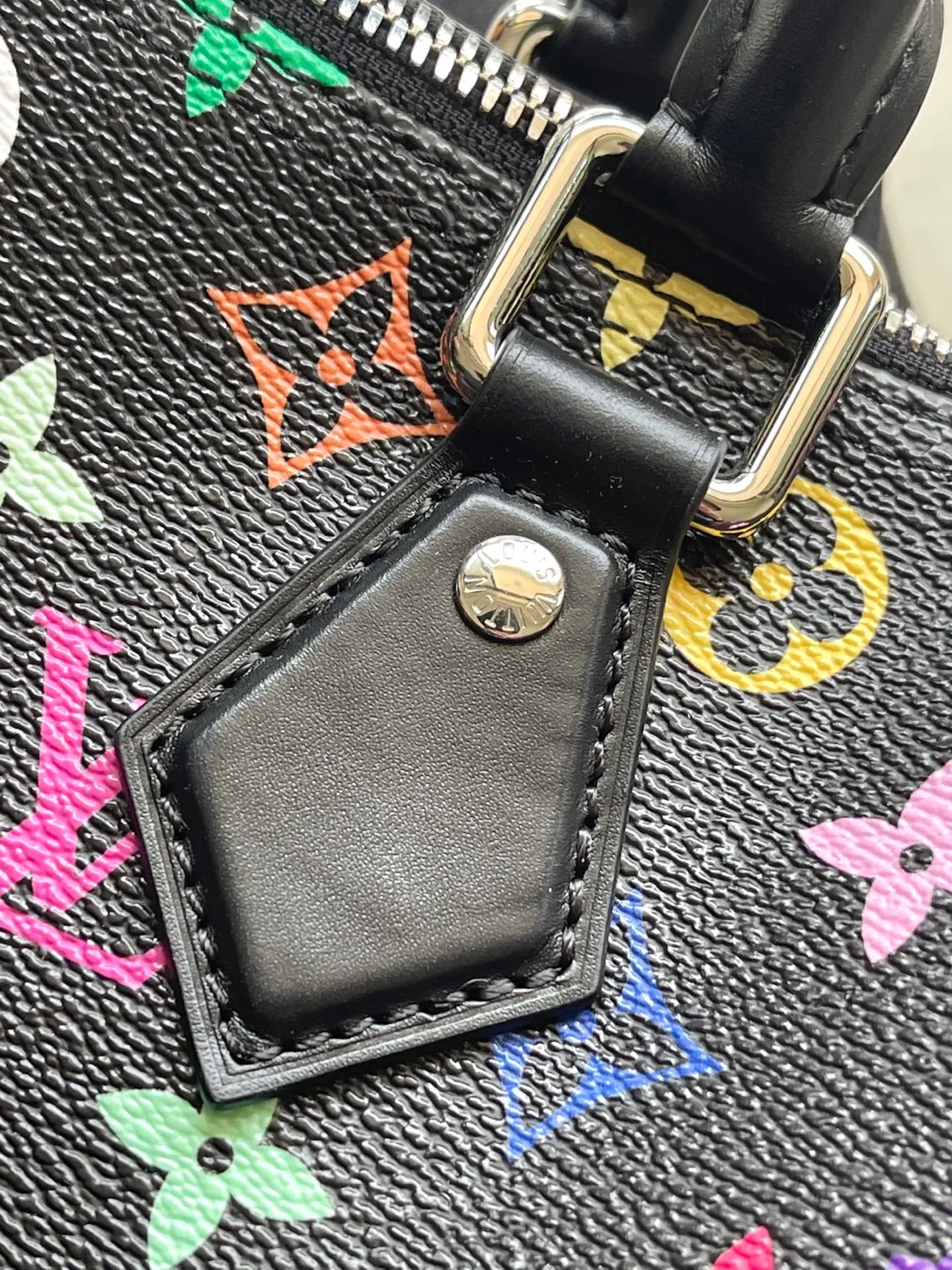 💰1180 Top Original M13257 This SpeedySoft 30 handbag is made of soft coated canvas, and the full-length Monogram pattern is traced in colorful rainbow tones, highlighting the smart style of the x Murakami Takashi reissue series. The Toron handle and detachable shoulder strap are constructed of cow leather, the metal corners recall classic luggage elements, and the bow-shaped key bag and padlock add brand touches. Dimensions: 30 × 21 × 17 cm