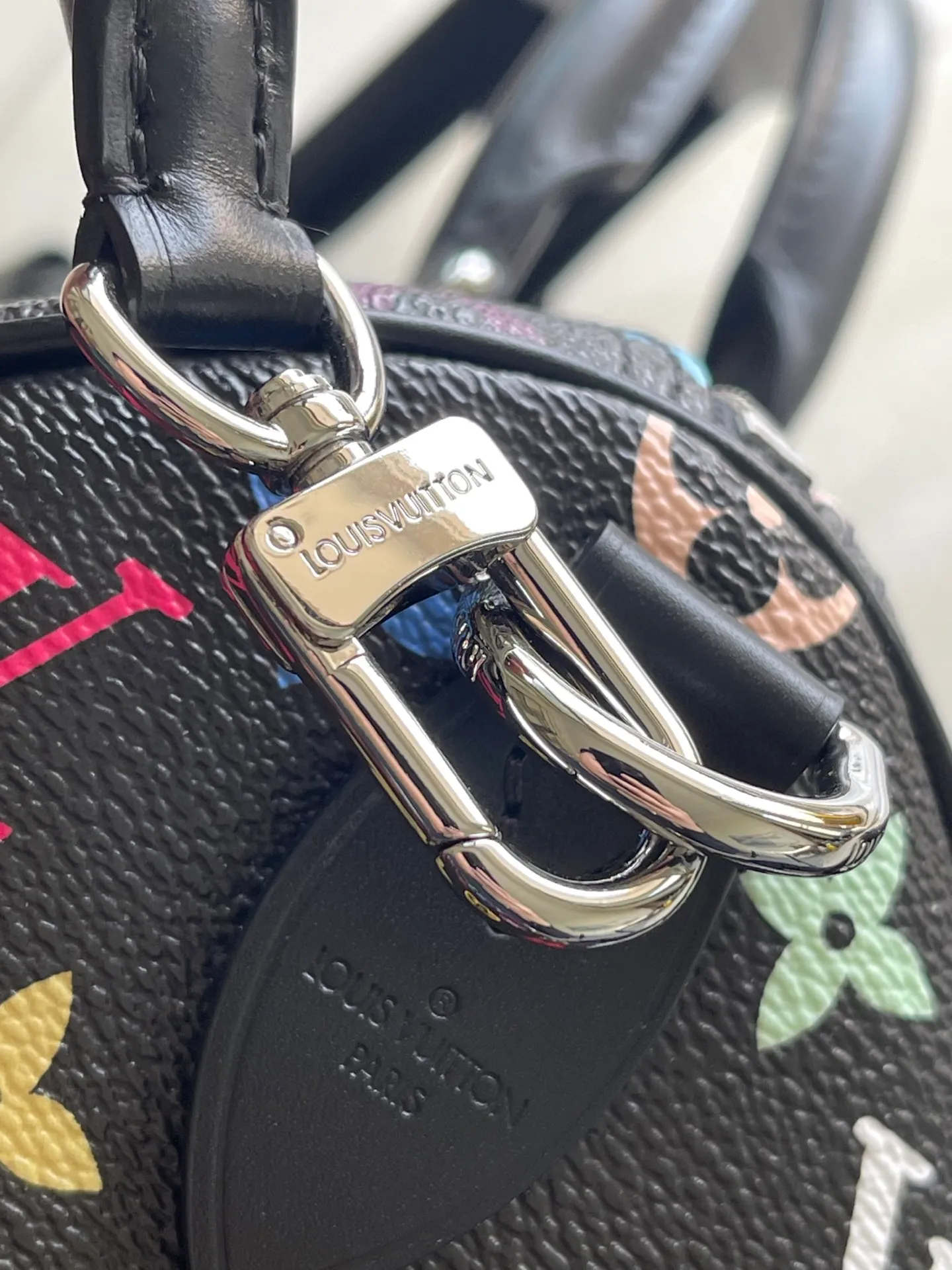 💰1180 Top Original M13257 This SpeedySoft 30 handbag is made of soft coated canvas, and the full-length Monogram pattern is traced in colorful rainbow tones, highlighting the smart style of the x Murakami Takashi reissue series. The Toron handle and detachable shoulder strap are constructed of cow leather, the metal corners recall classic luggage elements, and the bow-shaped key bag and padlock add brand touches. Dimensions: 30 × 21 × 17 cm