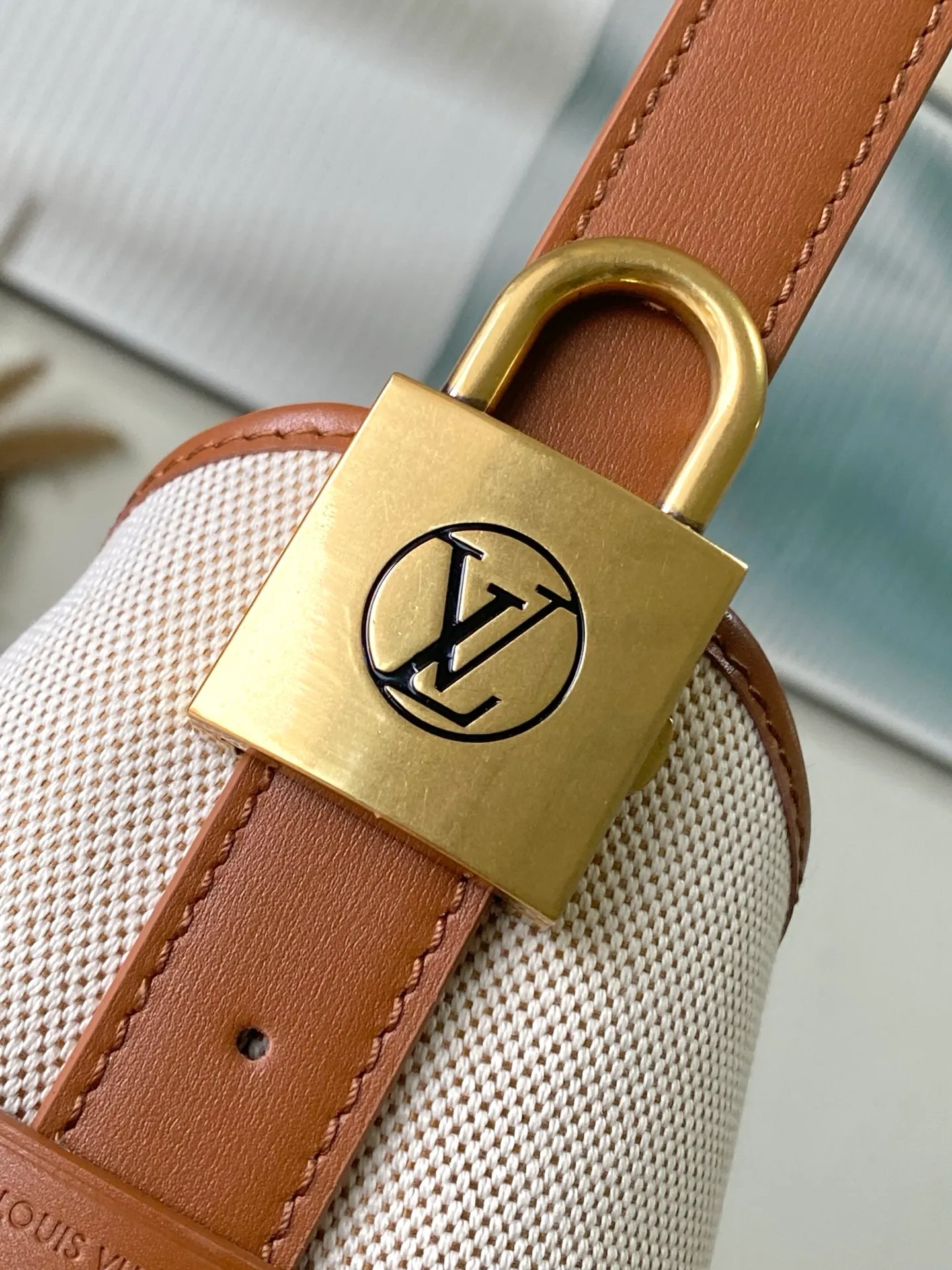 💰1180 Top original order M25468 This small LowKey Hobo handbag is made of canvas and cow leather, using texture contrast to interpret the elegant style of the new season. The distressed metal parts and removable Monogram zipper inner pocket recall the brand's trunk-making heritage, and the striped lining highlights the exquisite details. Dimensions: 24 × 28 × 16 cm