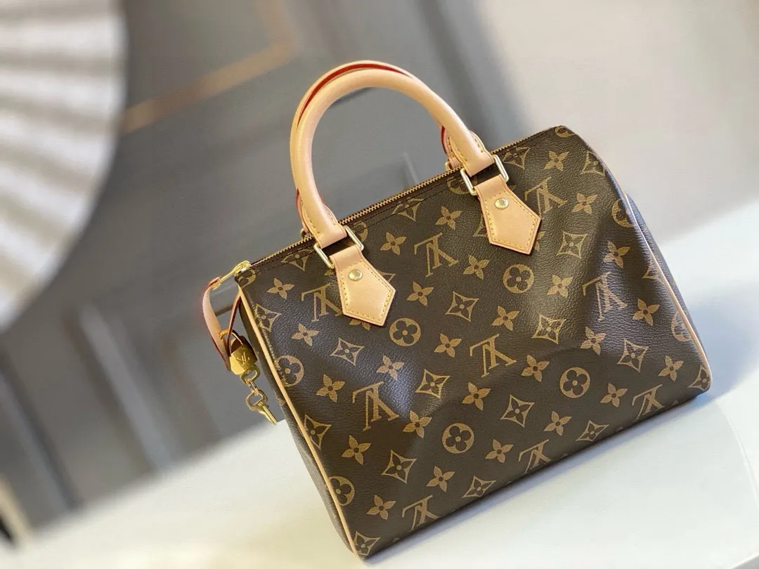 💰700 (strapless model) The top original hand-held strapless model M41528 has a unique shape, leather handle, and Damier Azur canvas. No wonder it has become the most popular bag in the world. Originally designed for travelers in 1930 (its name pays homage to the high-speed traffic of the time), the Speedy 25 has become the perfect urban bag - soft, lightweight and classic in size 25/19/15cm