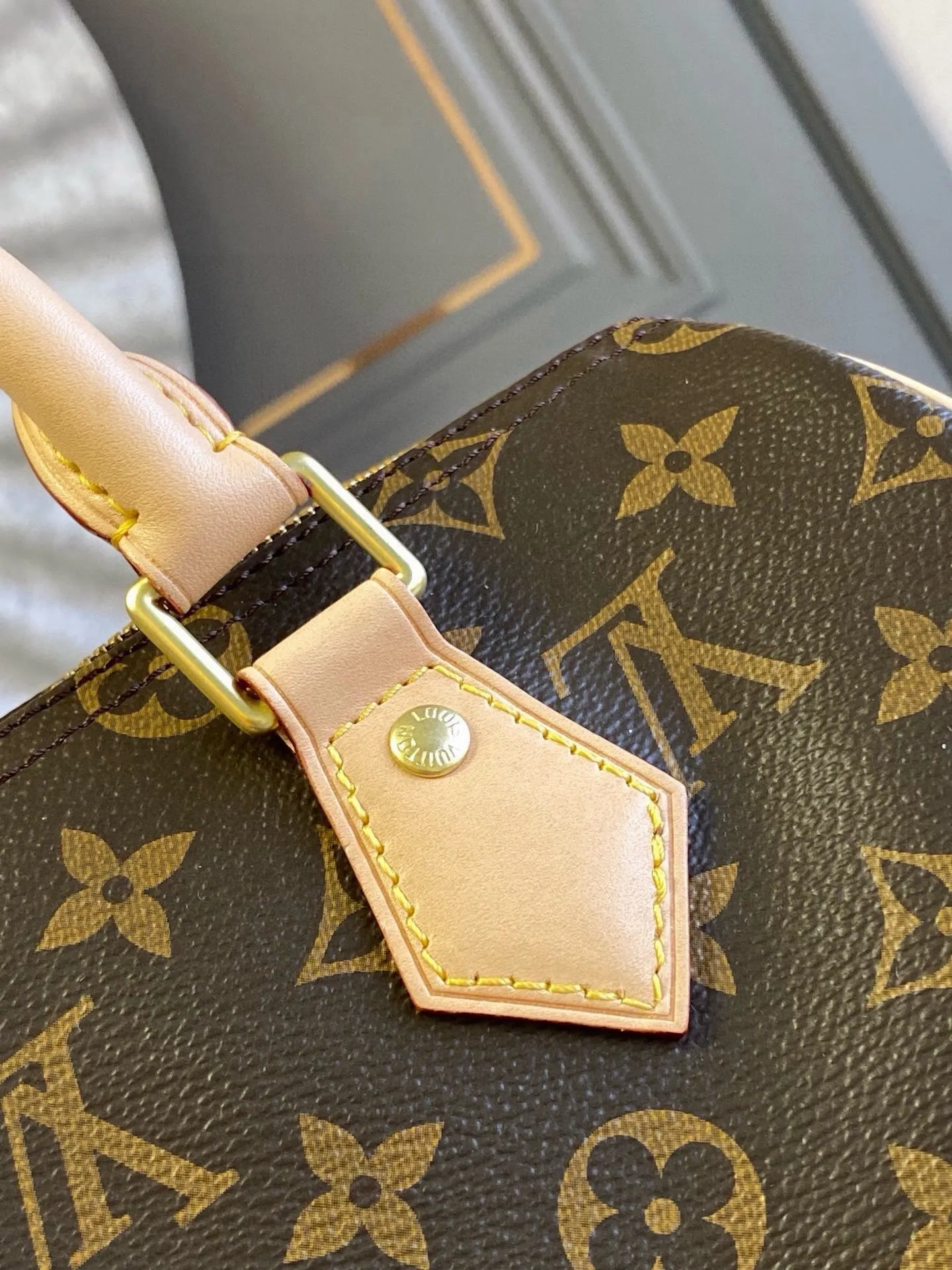 💰700 (strapless model) The top original hand-held strapless model M41528 has a unique shape, leather handle, and Damier Azur canvas. No wonder it has become the most popular bag in the world. Originally designed for travelers in 1930 (its name pays homage to the high-speed traffic of the time), the Speedy 25 has become the perfect urban bag - soft, lightweight and classic in size 25/19/15cm