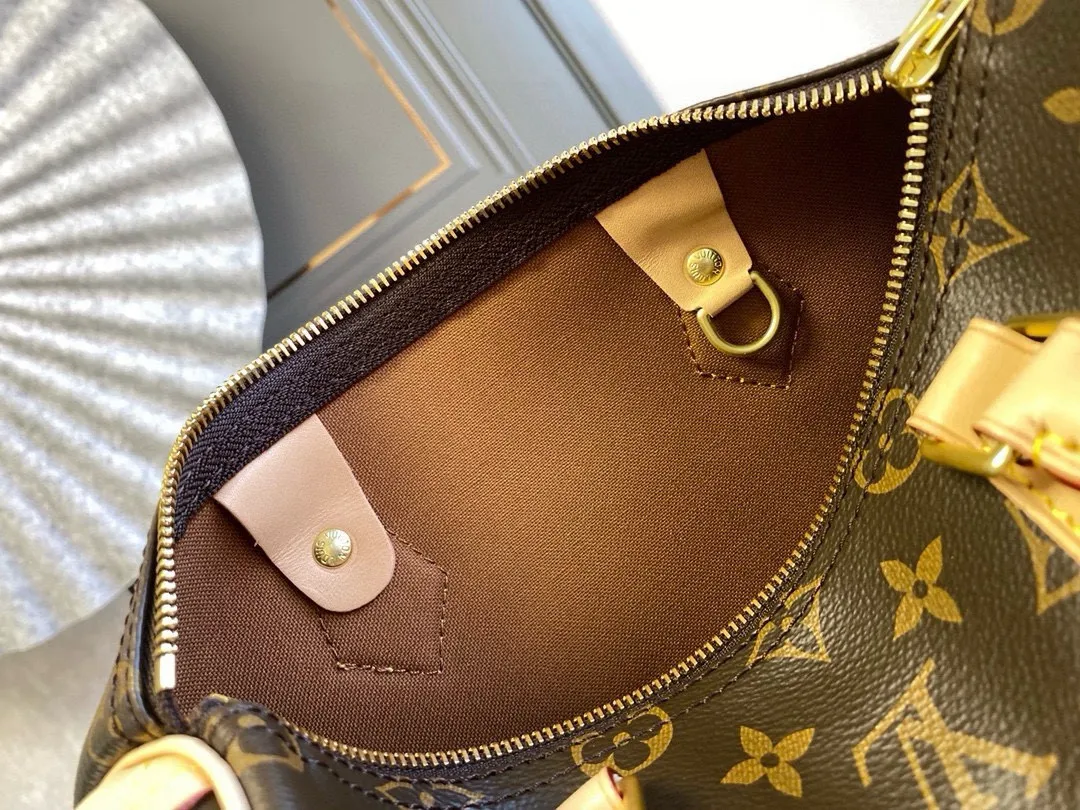 💰700 (strapless model) The top original hand-held strapless model M41528 has a unique shape, leather handle, and Damier Azur canvas. No wonder it has become the most popular bag in the world. Originally designed for travelers in 1930 (its name pays homage to the high-speed traffic of the time), the Speedy 25 has become the perfect urban bag - soft, lightweight and classic in size 25/19/15cm