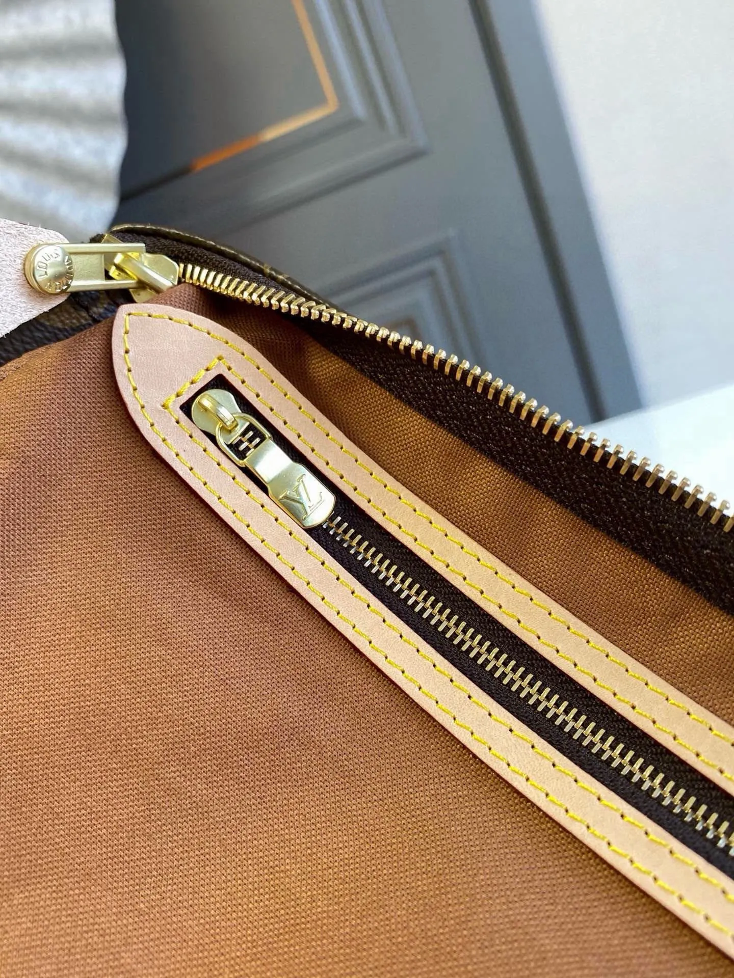 💰700 (strapless model) The top original hand-held strapless model M41528 has a unique shape, leather handle, and Damier Azur canvas. No wonder it has become the most popular bag in the world. Originally designed for travelers in 1930 (its name pays homage to the high-speed traffic of the time), the Speedy 25 has become the perfect urban bag - soft, lightweight and classic in size 25/19/15cm