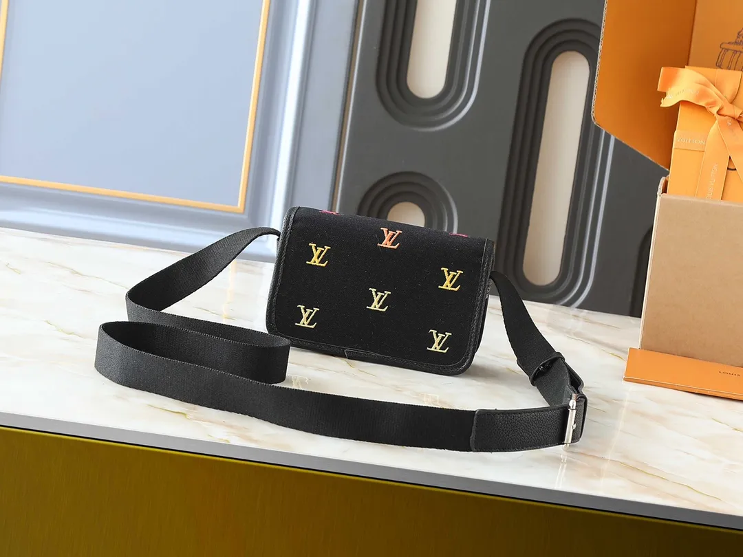 💰200💰Upgraded from the original M13963 M12599 M12637 The latest Bosphore mini handbag is named after the brand's retro Bosphore series in the 2000s. Its simple lines and compact structure make it comfortable to carry, and it also uses a detachable nameplate to show its classic feel. The adjustable fabric shoulder strap crosses the accordion loop and is a refined detail along with the zippered front pocket. Dimensions: 19x 12x 7 cm (length x height x width)
