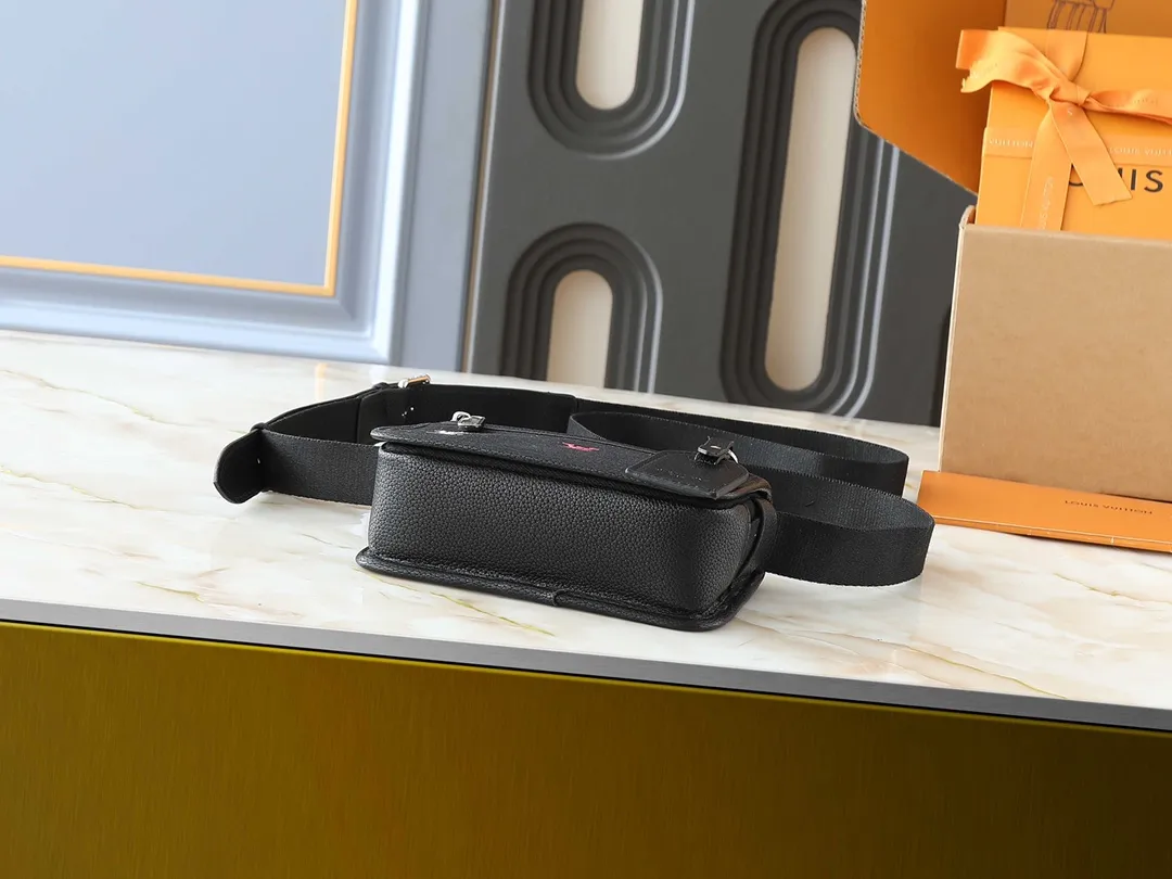 💰200💰Upgraded from the original M13963 M12599 M12637 The latest Bosphore mini handbag is named after the brand's retro Bosphore series in the 2000s. Its simple lines and compact structure make it comfortable to carry, and it also uses a detachable nameplate to show its classic feel. The adjustable fabric shoulder strap crosses the accordion loop and is a refined detail along with the zippered front pocket. Dimensions: 19x 12x 7 cm (length x height x width)